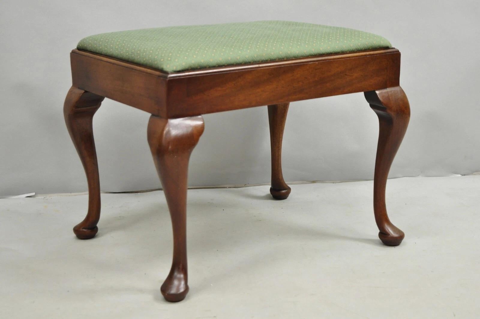 Ottoman vintage de style Queen Anne en bois d'acajou et vert pouf tapissé en vente 3