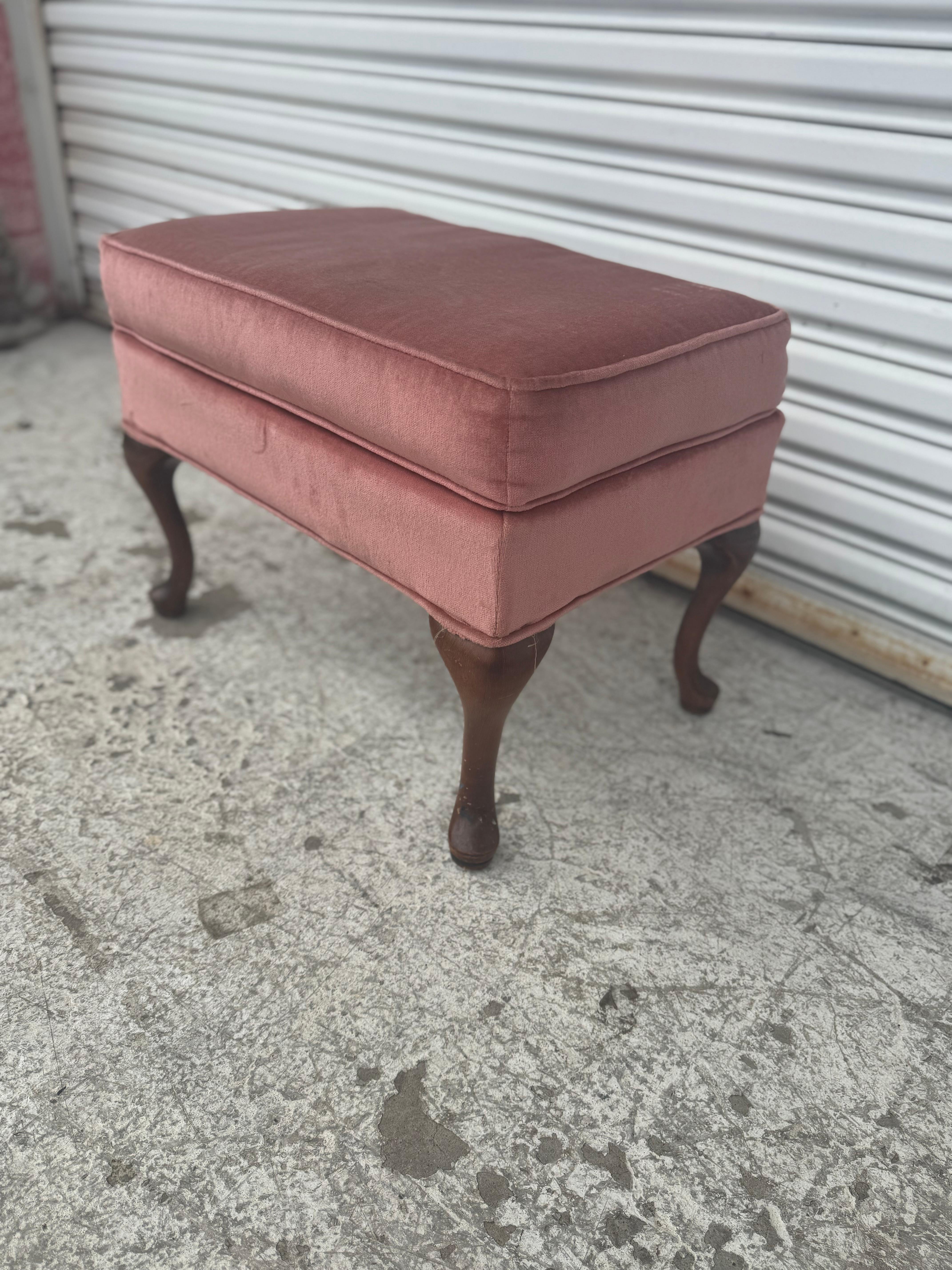 Ce pouf est fabriqué dans le style Queen Anne.
Les pieds sont en noyer et ont la forme d'une bague.
les jambes et les pieds du cabriolet.

Il est recouvert d'un tissu en velours rose.