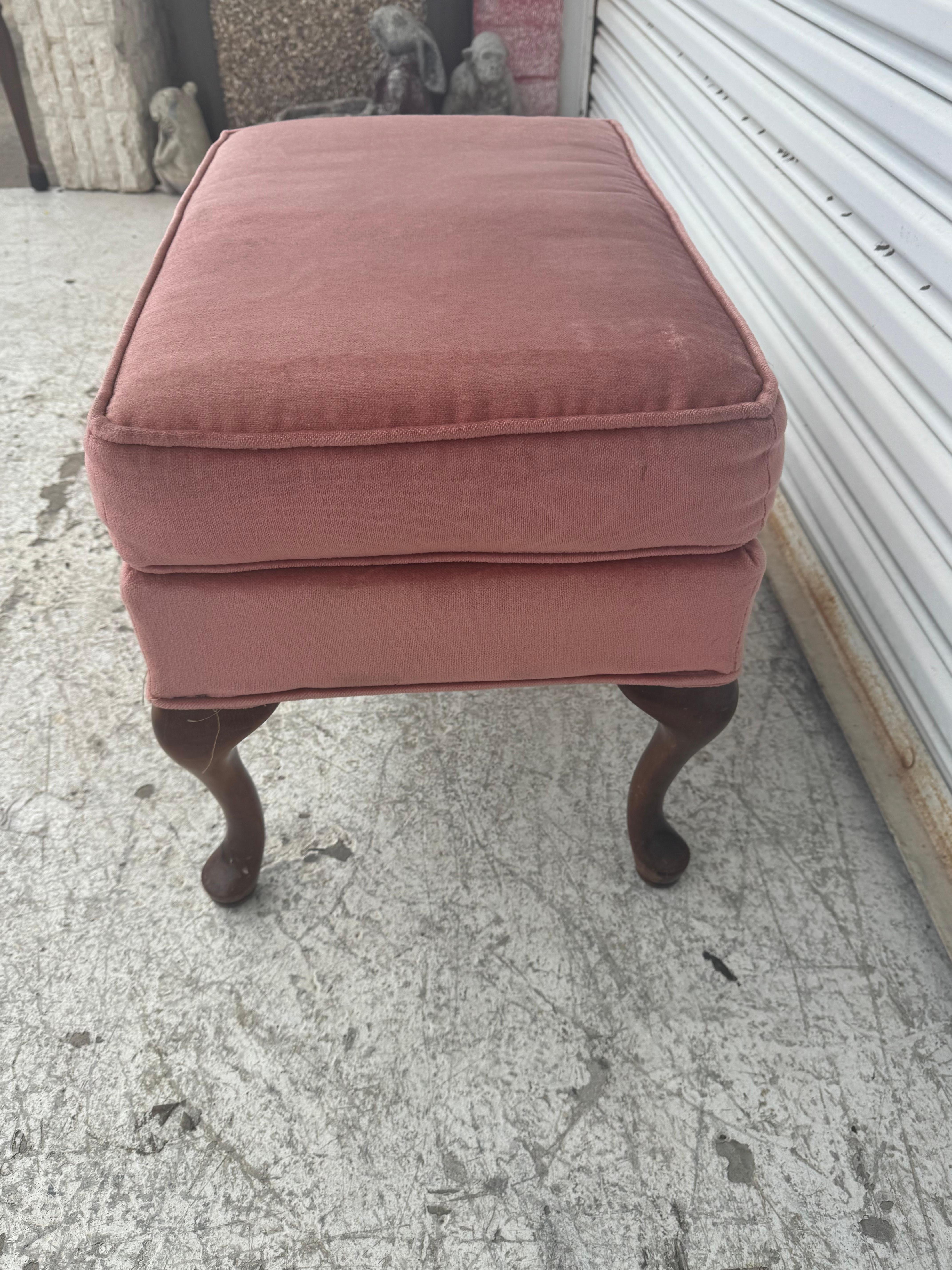 Américain Vintage Queen Anne Style Upholstering Pillow Top Ottoman en vente