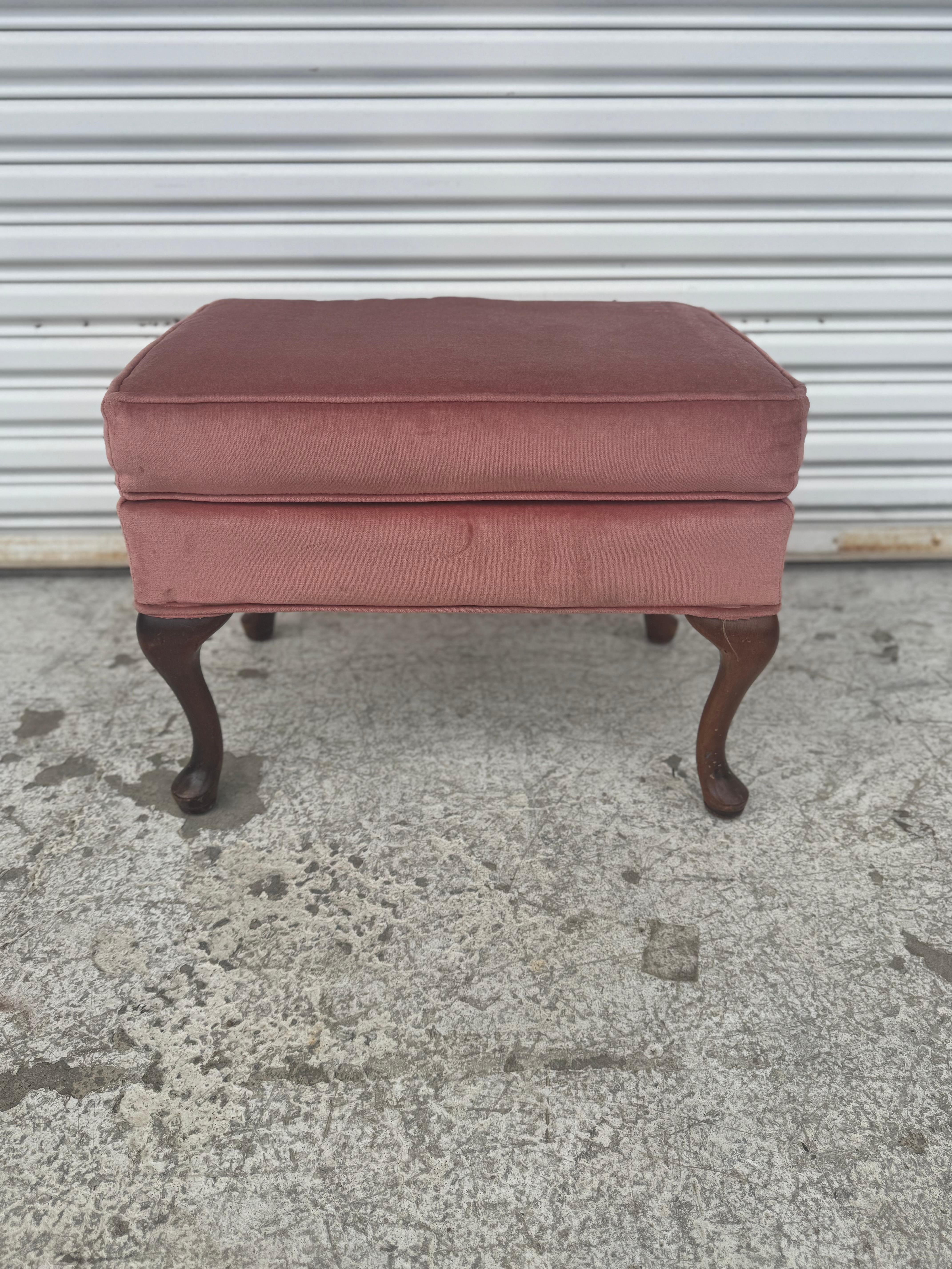 Vintage Queen Anne Style Upholstering Pillow Top Ottoman Bon état - En vente à Pasadena, TX