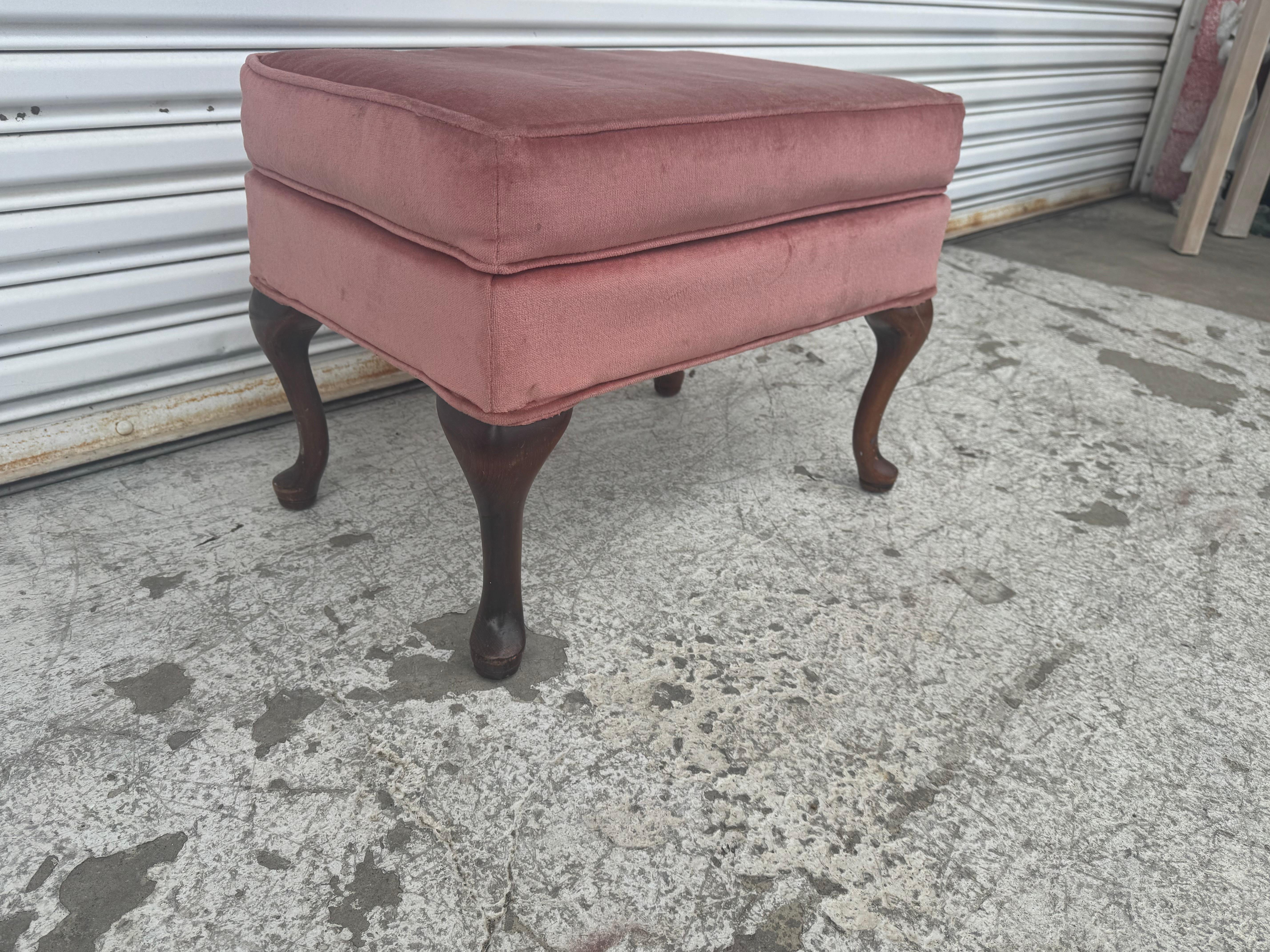 20ième siècle Vintage Queen Anne Style Upholstering Pillow Top Ottoman en vente