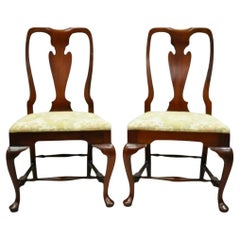 Paire de chaises d'appoint de salle à manger en bois de cerisier, de style Queen Anne, à base de brancards