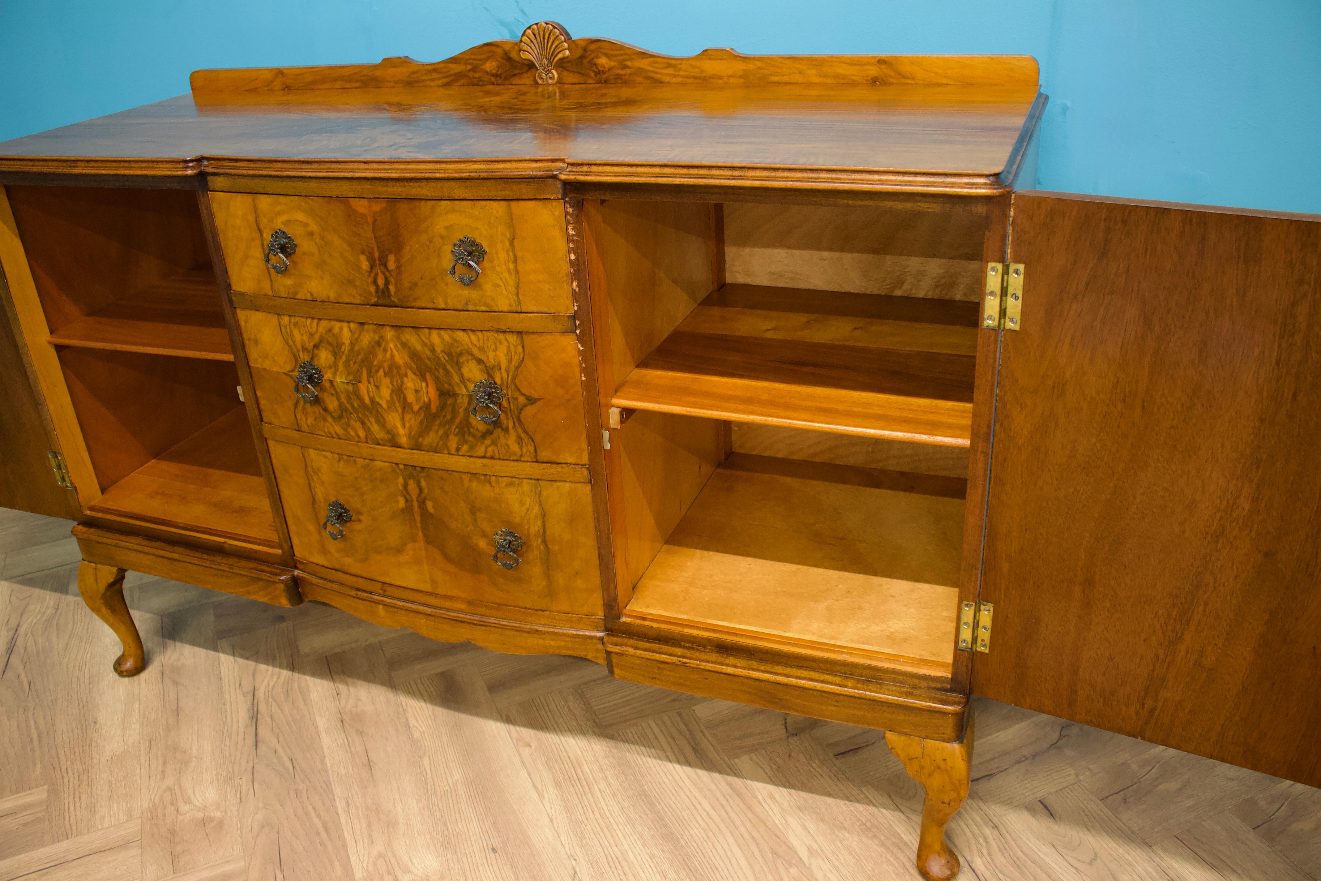 Vintage Queen Anne Style Walnut Sideboard, 1920s For Sale 5