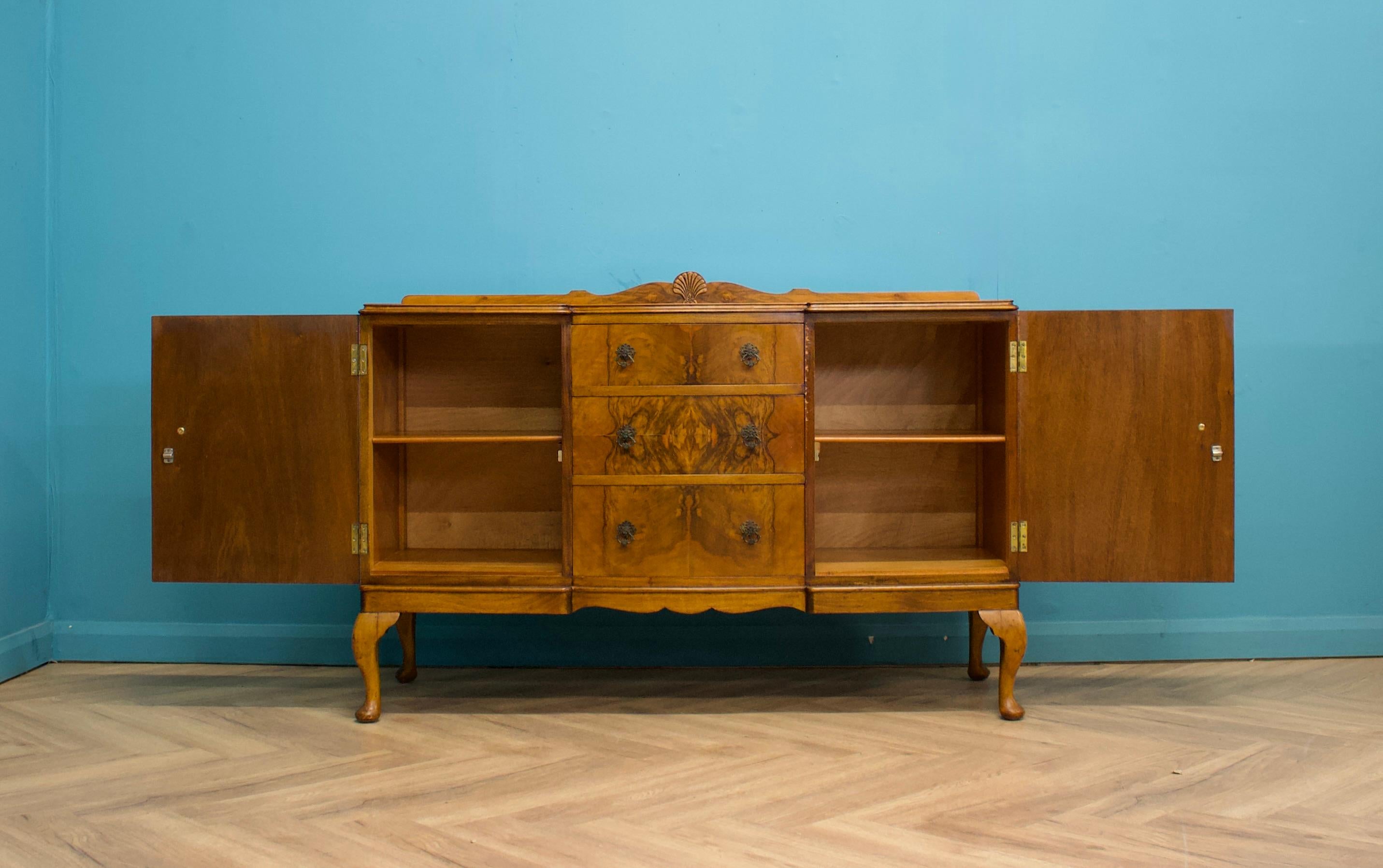 Vintage Queen Anne Style Walnut Sideboard, 1920s For Sale 1