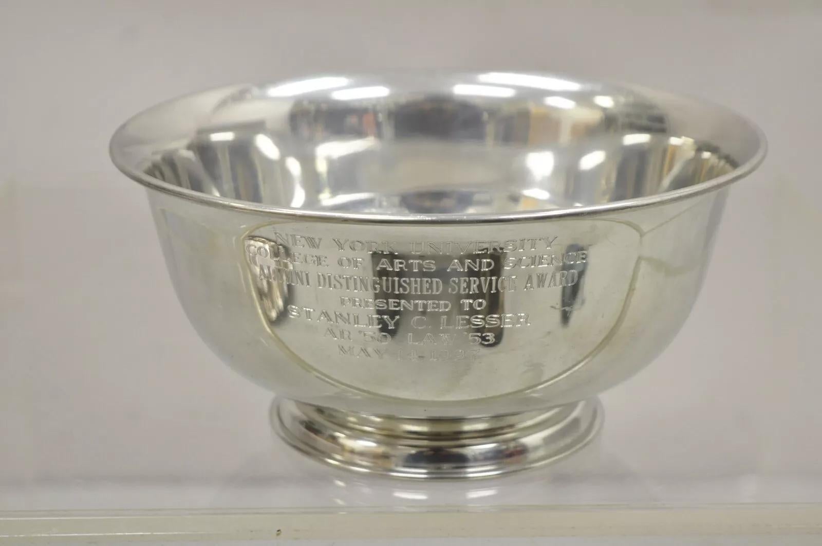Victorien Bol de récompense Queen Art en étain plaqué argent NY University Arts & Science en vente