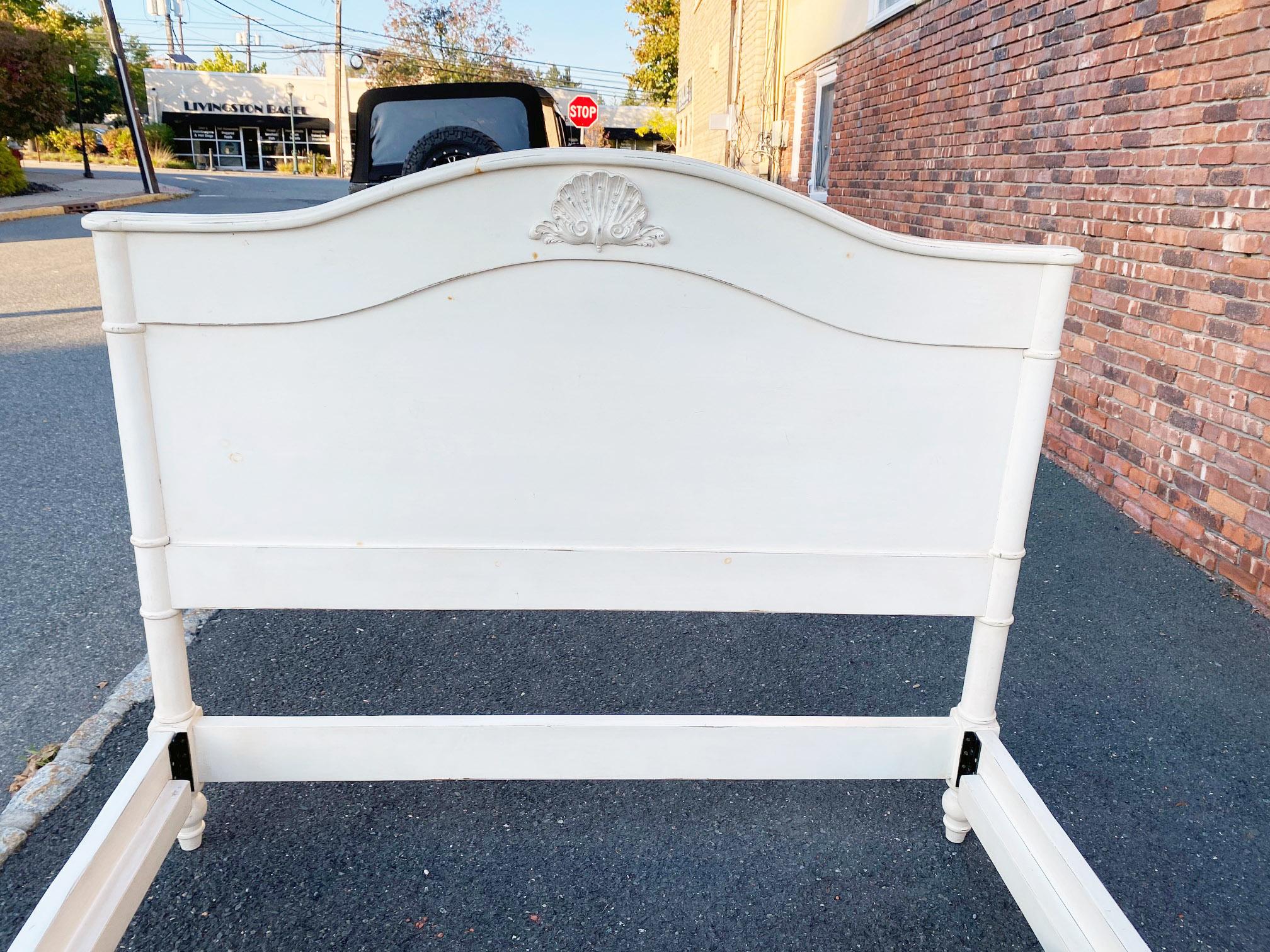 Vintage Queen Bed in Antique White In Good Condition For Sale In Livingston, NJ