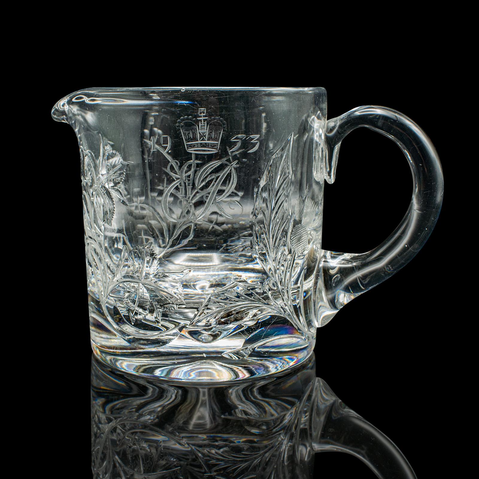 Dies ist ein Vintage Queen Elizabeth II Krönung Krug. Ein englischer, gläserner Servierkrug aus der Mitte des 20. Jahrhunderts, datiert 1953. Dieses schöne Erinnerungsstück an die Thronbesteigung Ihrer Majestät strahlt patriotische Eleganz und