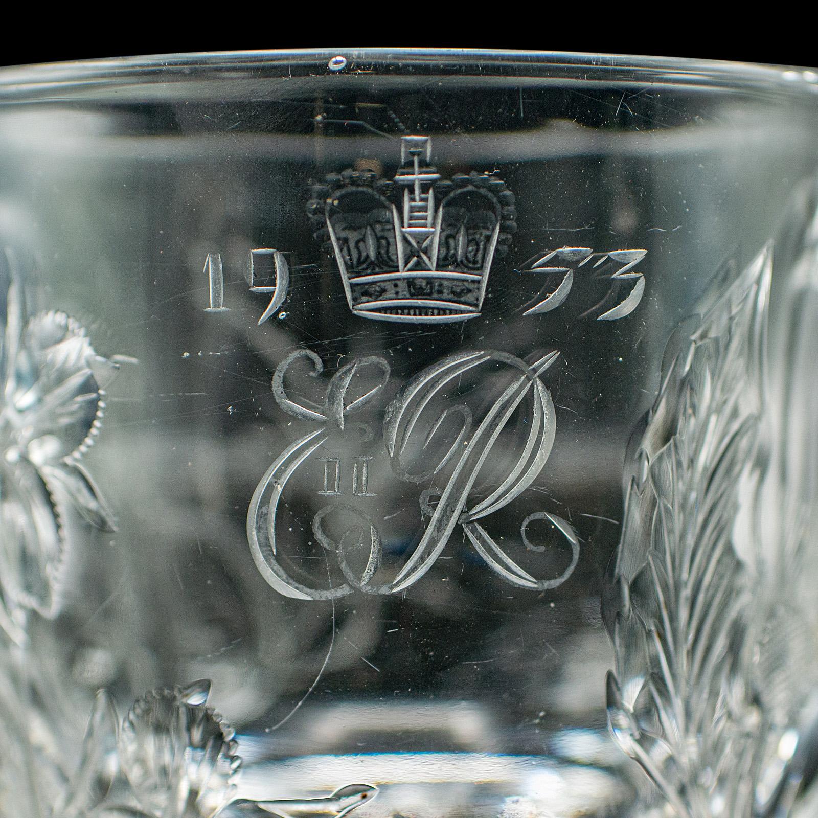 Vintage Krug zur Krönung von Königin Elisabeth II., Englisch, Glas, Kognakkrug, 1953 im Angebot 2