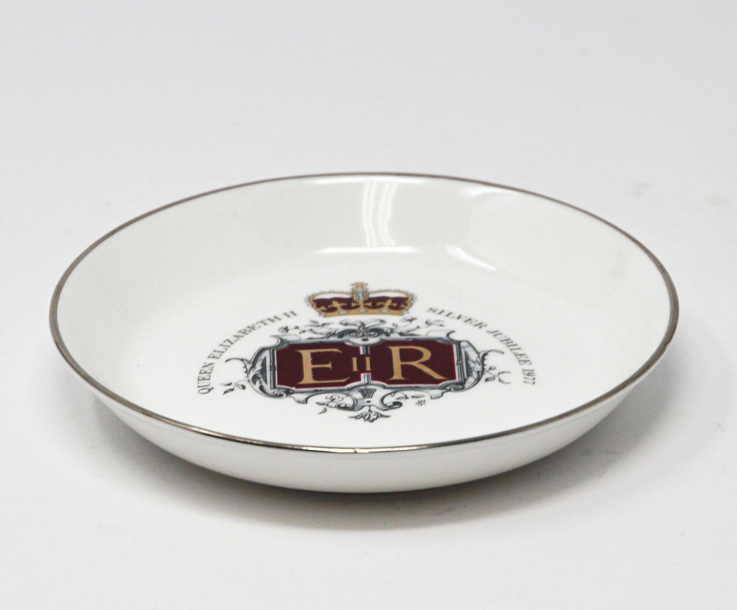 Vintage Queen Elizabeth II silver jubilee porcelain plate by Hammersley.
Fine bone China made in England.
The catchall dish measures 5 inches in diameter.
Great to use as a vide poche or on a desk.
British collector porcelain plate.