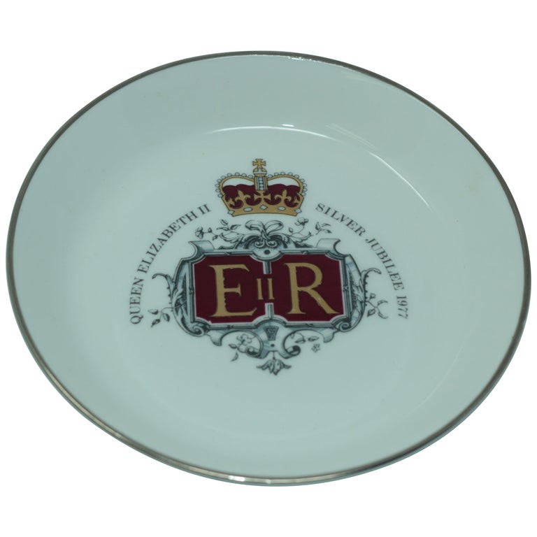 Vieille assiette en porcelaine du jubilé d'argent de la reine Elizabeth II::  1977 sur 1stDibs