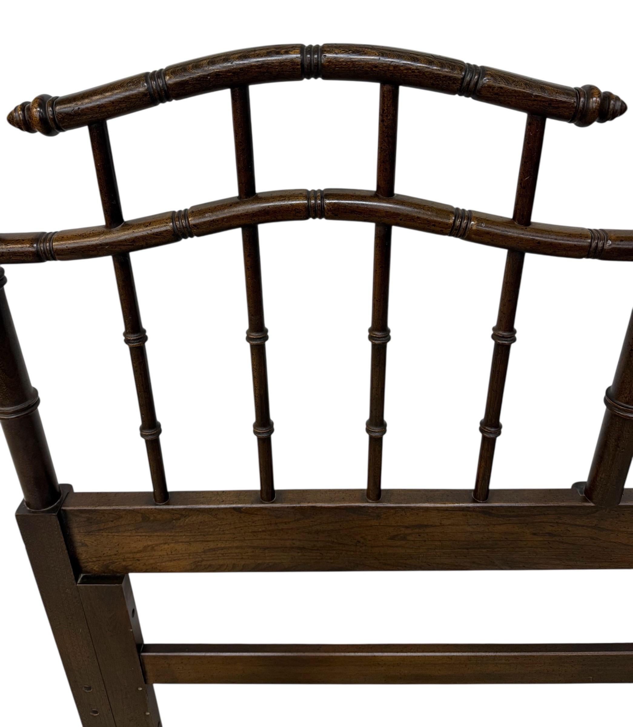 Vintage Queen Größe Faux Bambus dunkel Walnuss Kopfteil (amerikanisch) im Angebot