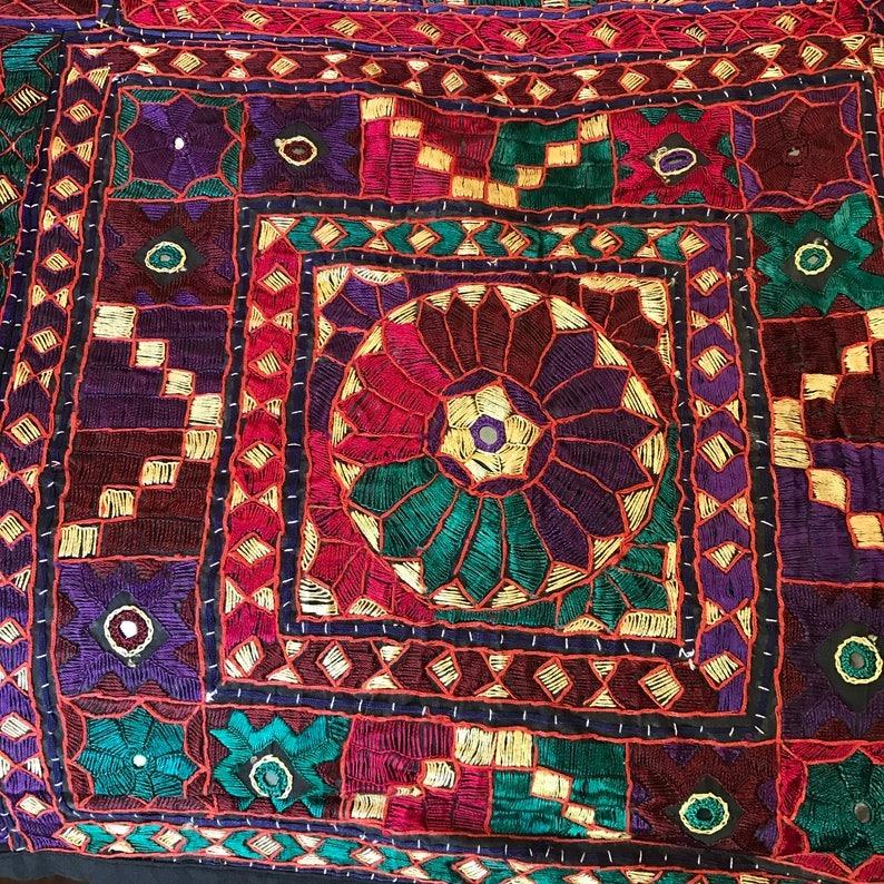 Vintage Handmade Gujarati Tribal Queen-Size Coverlet Bedspread Textiles Tapestry In Good Condition For Sale In Monroe Township, NJ