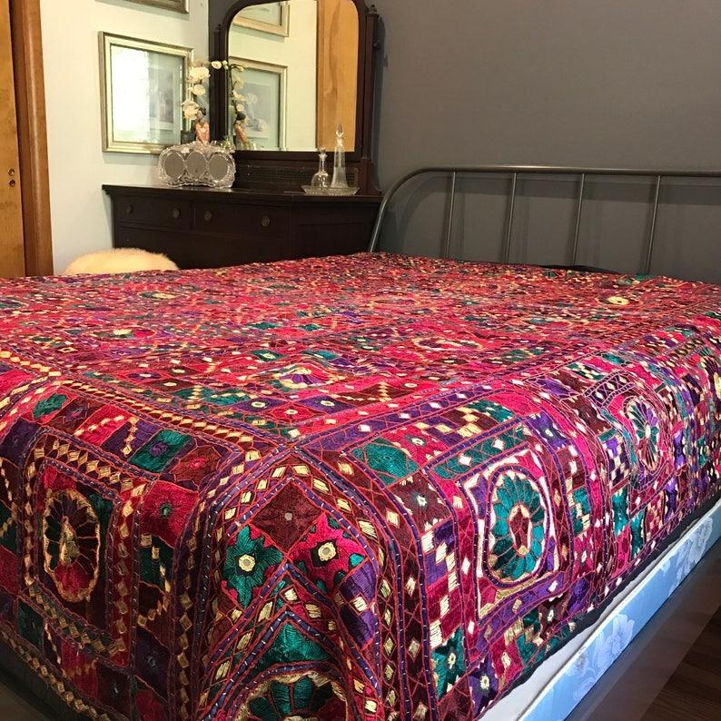 Vintage Handmade Gujarati Tribal Queen-Size Coverlet Bedspread Textiles Tapestry For Sale 2