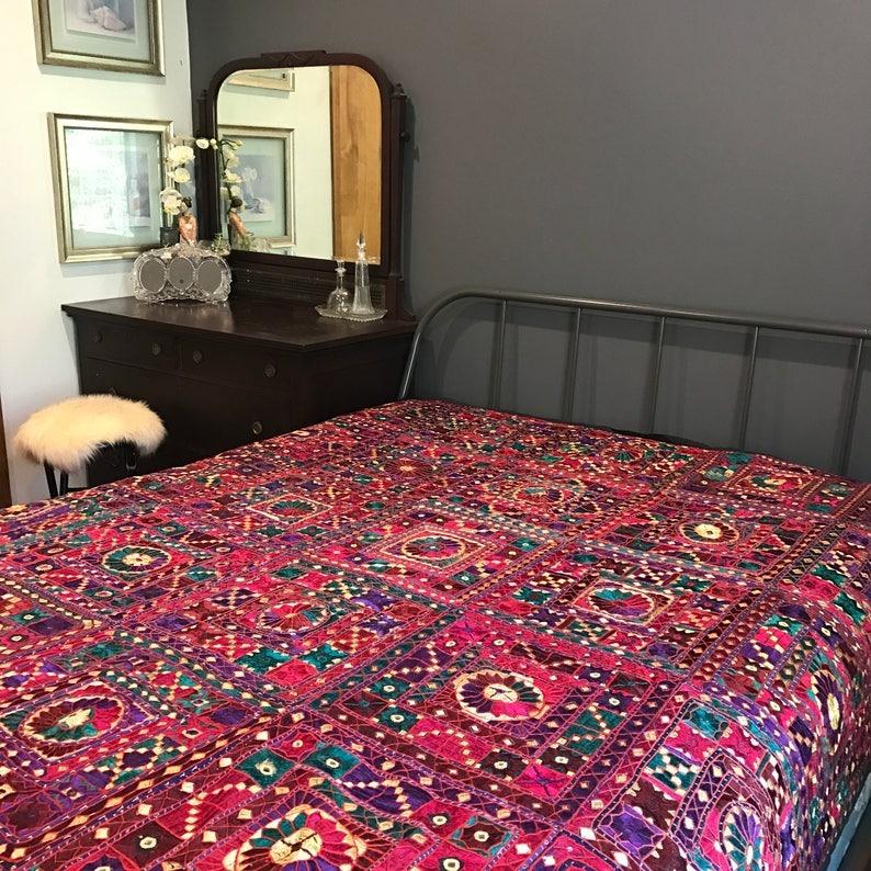Vintage Handmade Gujarati Tribal Queen-Size Coverlet Bedspread Textiles Tapestry For Sale 3