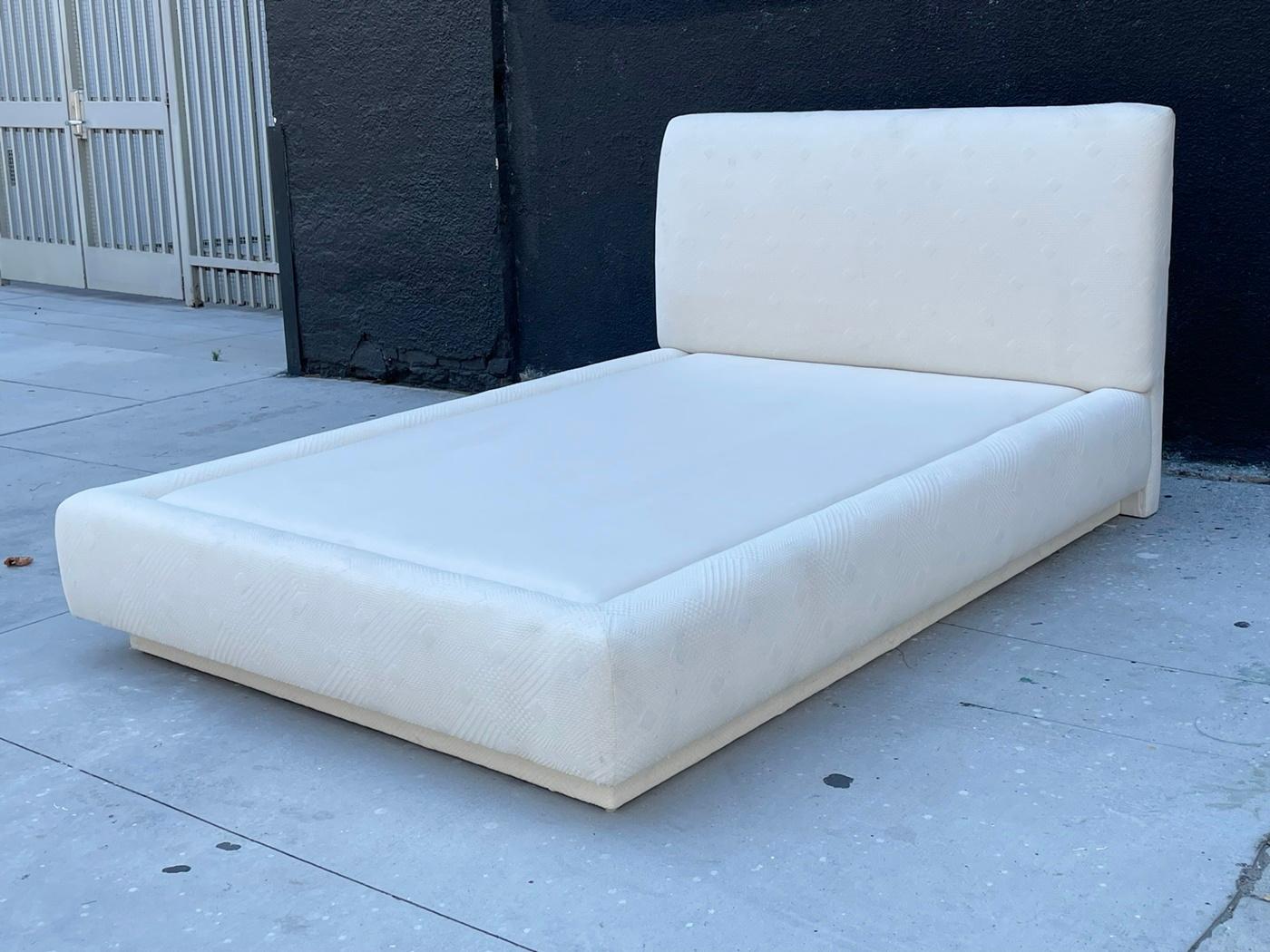 Wir präsentieren unser Vintage Queen Size Platform Bed, USA 1980's - ein zeitloses Stück, das nahtlos Retro-Charme mit moderner Funktionalität verbindet. Dieses exquisite Bett verkörpert die Essenz der Vintage-Eleganz und ist damit die perfekte