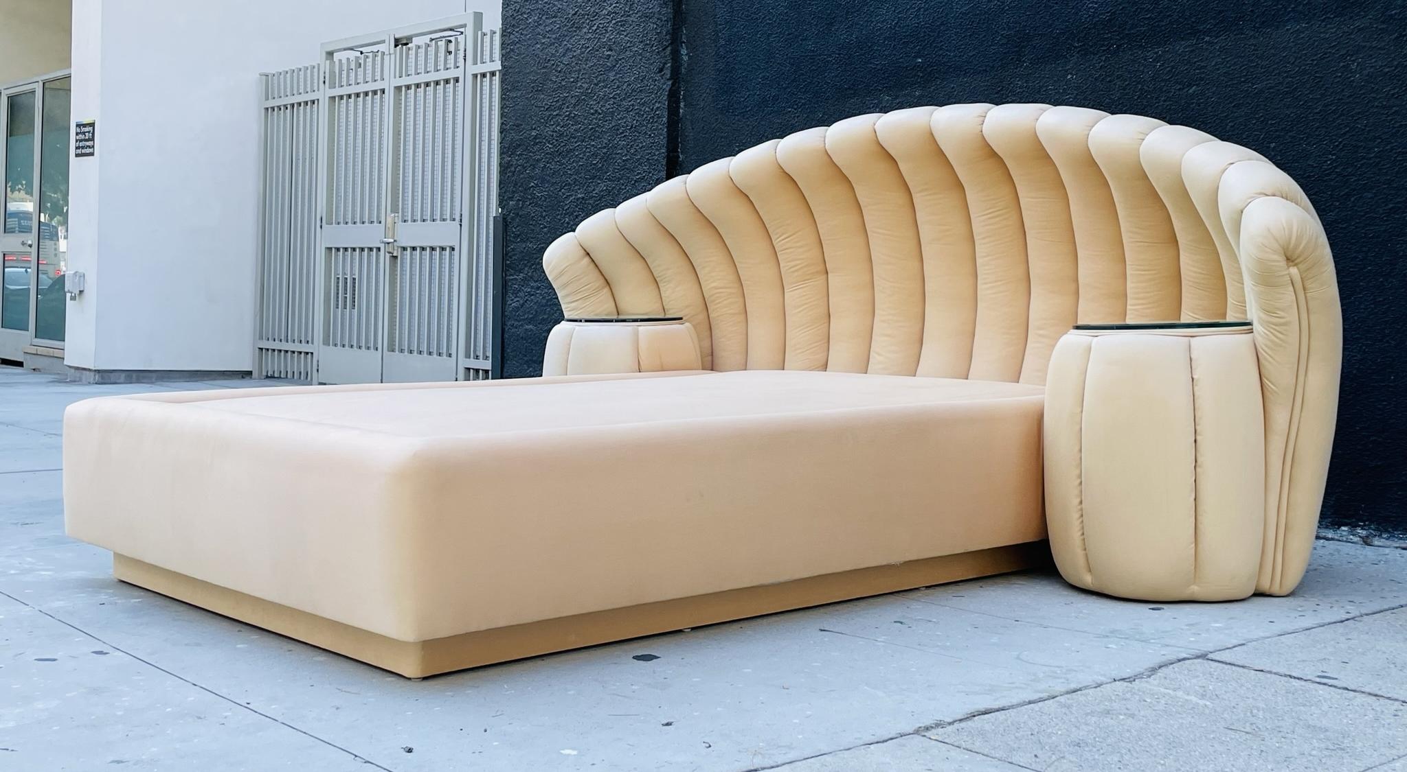 Vintage Queen Size, Shell Shaped Bed With Integrated Nightstands, USA 1970's In Good Condition In Los Angeles, CA