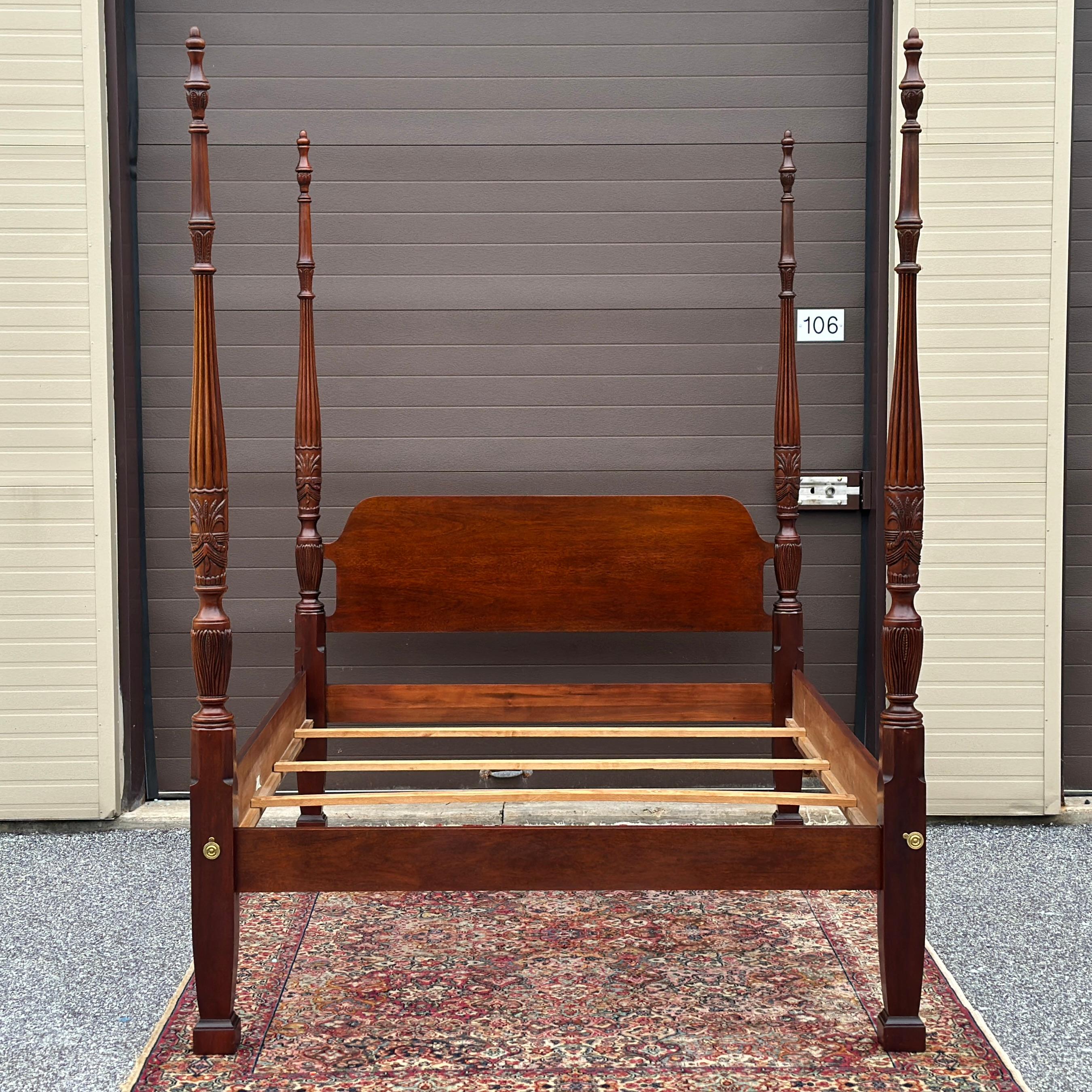 Cama con Cartel de Arroz Tallado Vintage Queen Size Thomasville Mahogany Collection. Firmado en la parte posterior del cabecero y la barandilla. Fácil montaje sin necesidad de herramientas.