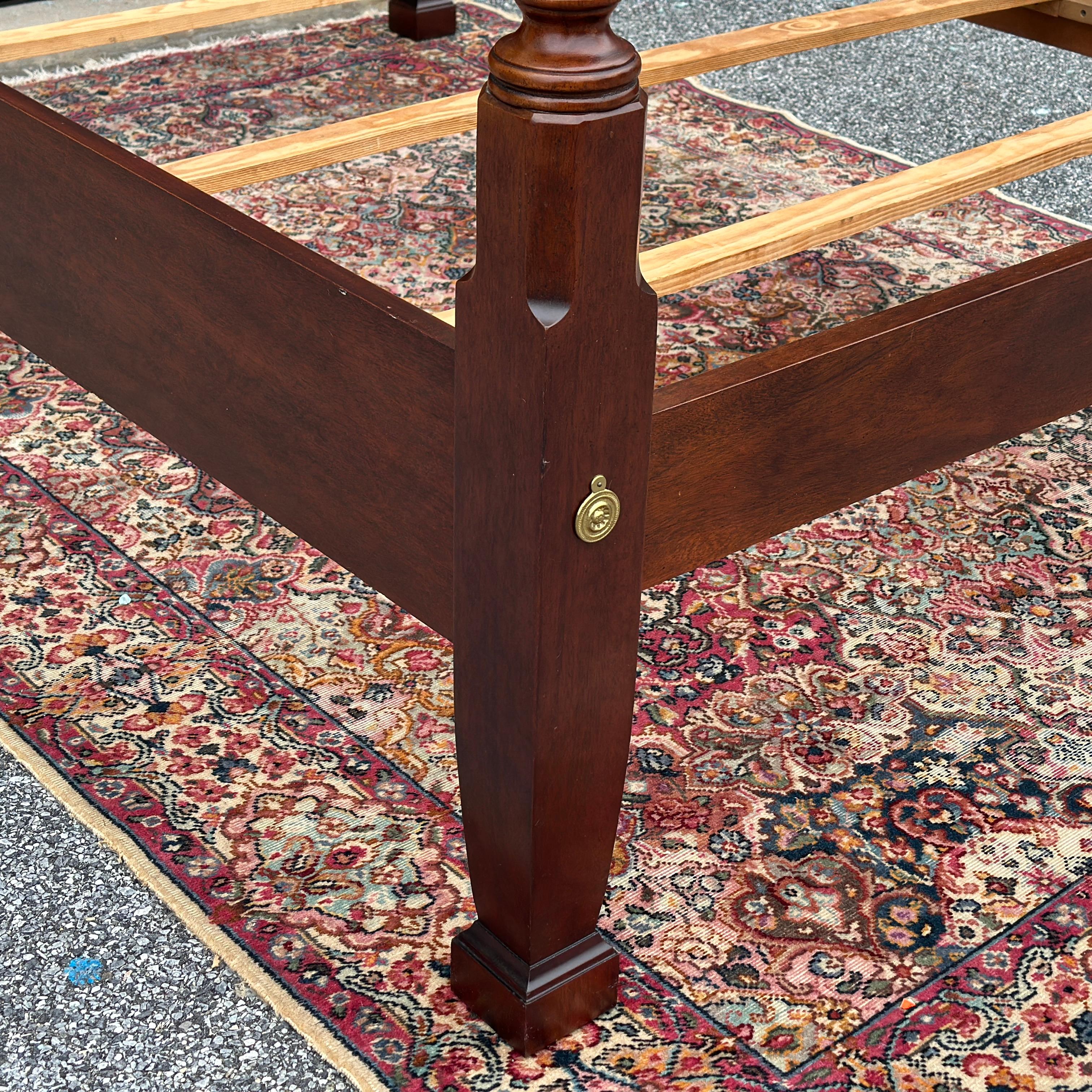 Cama con cuatro postes Vintage Queen Size Thomasville Mahogany Collection Carved Rice finales del siglo XX