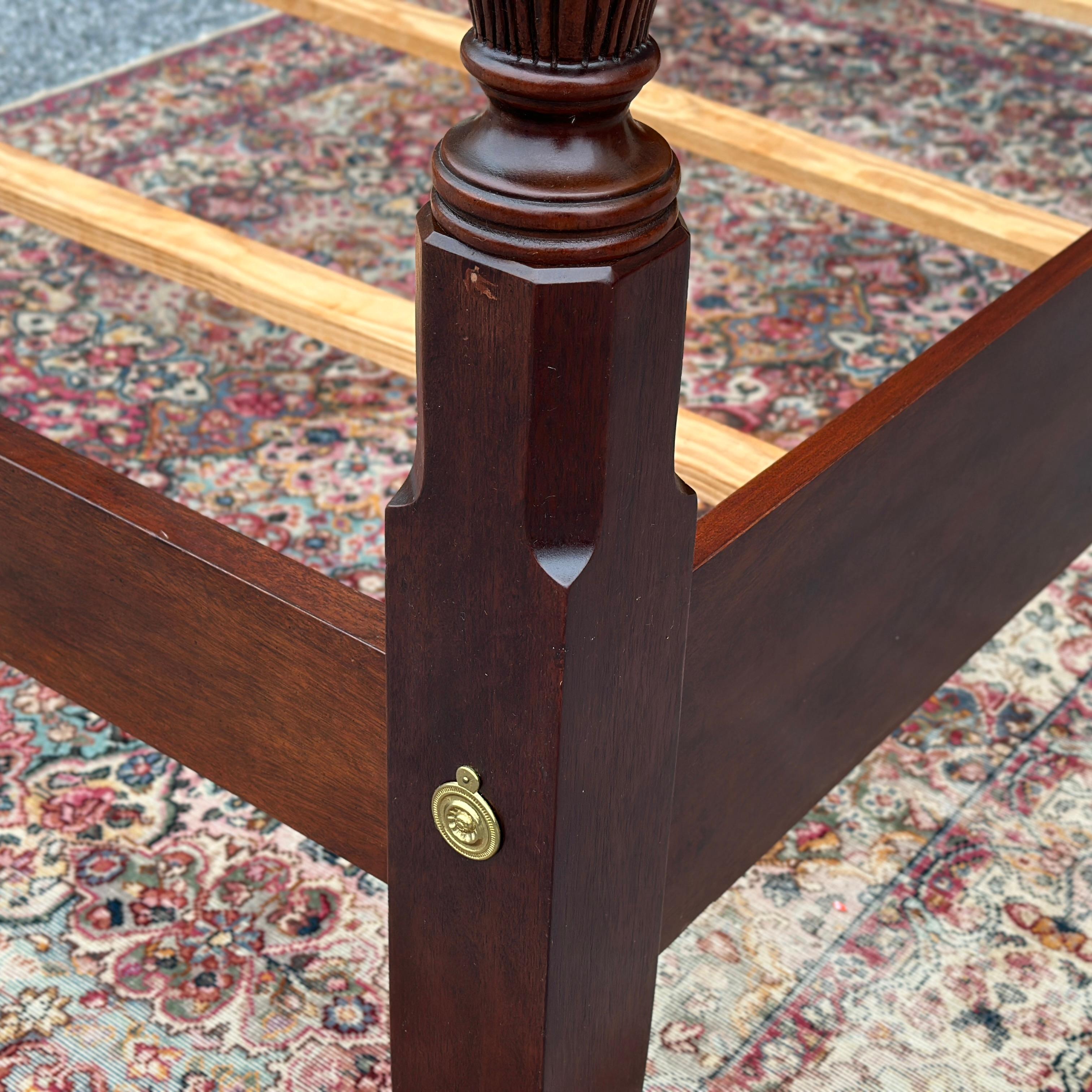 Cama con cuatro postes Vintage Queen Size Thomasville Mahogany Collection Carved Rice Caoba