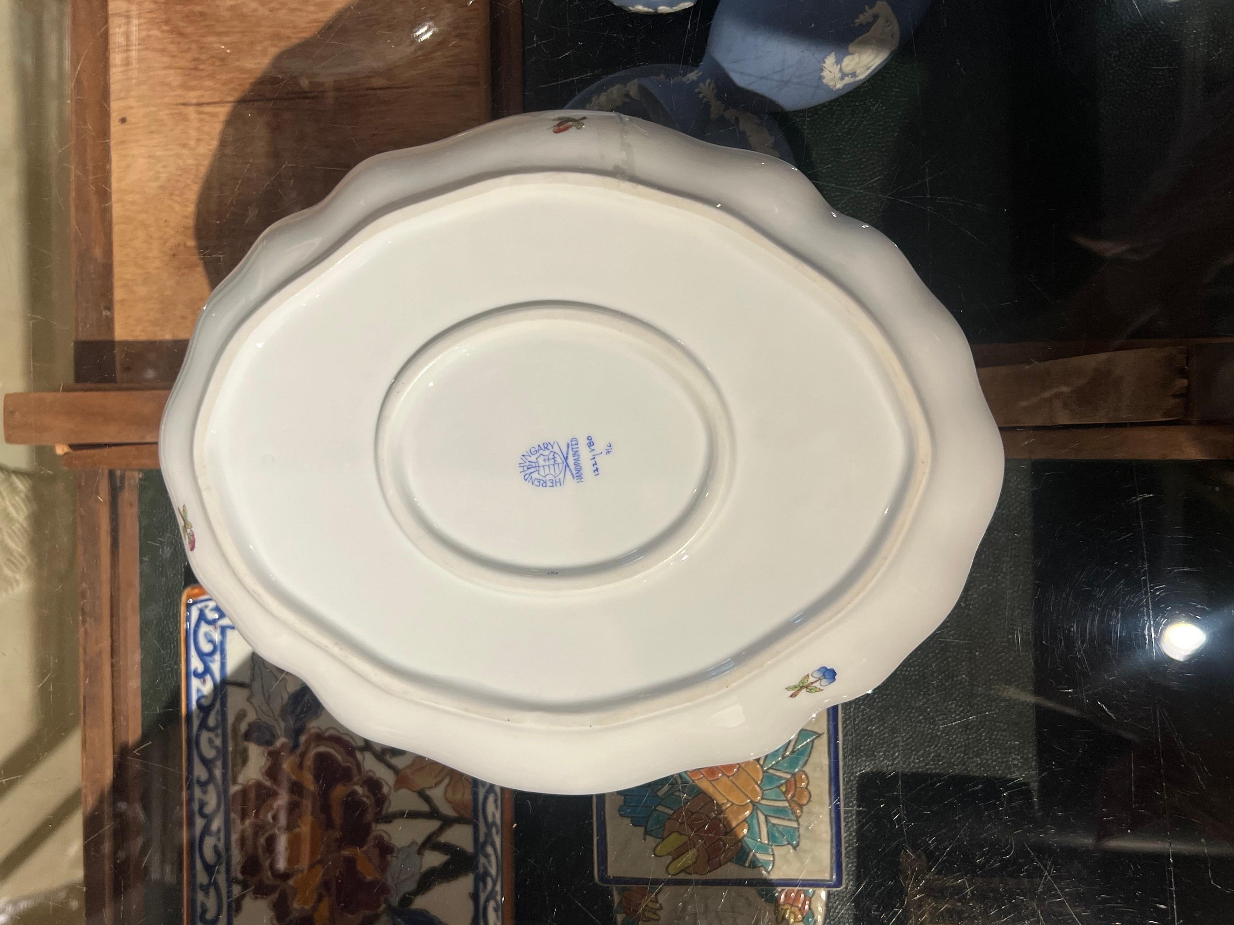 Ungherese Piatto da portata vintage Queen Plate dipinto a mano di Herend in vendita