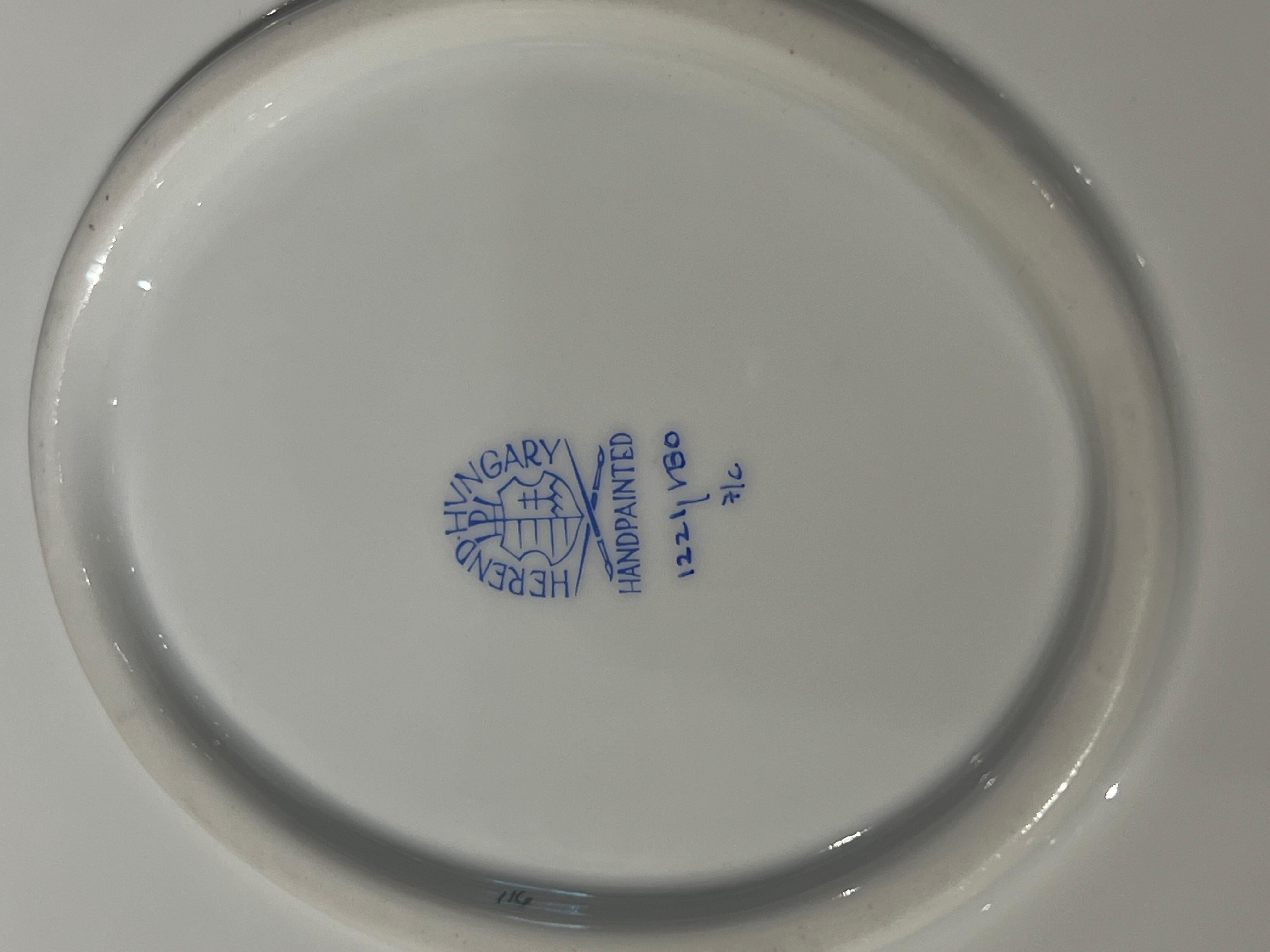 Dipinto a mano Piatto da portata vintage Queen Plate dipinto a mano di Herend in vendita