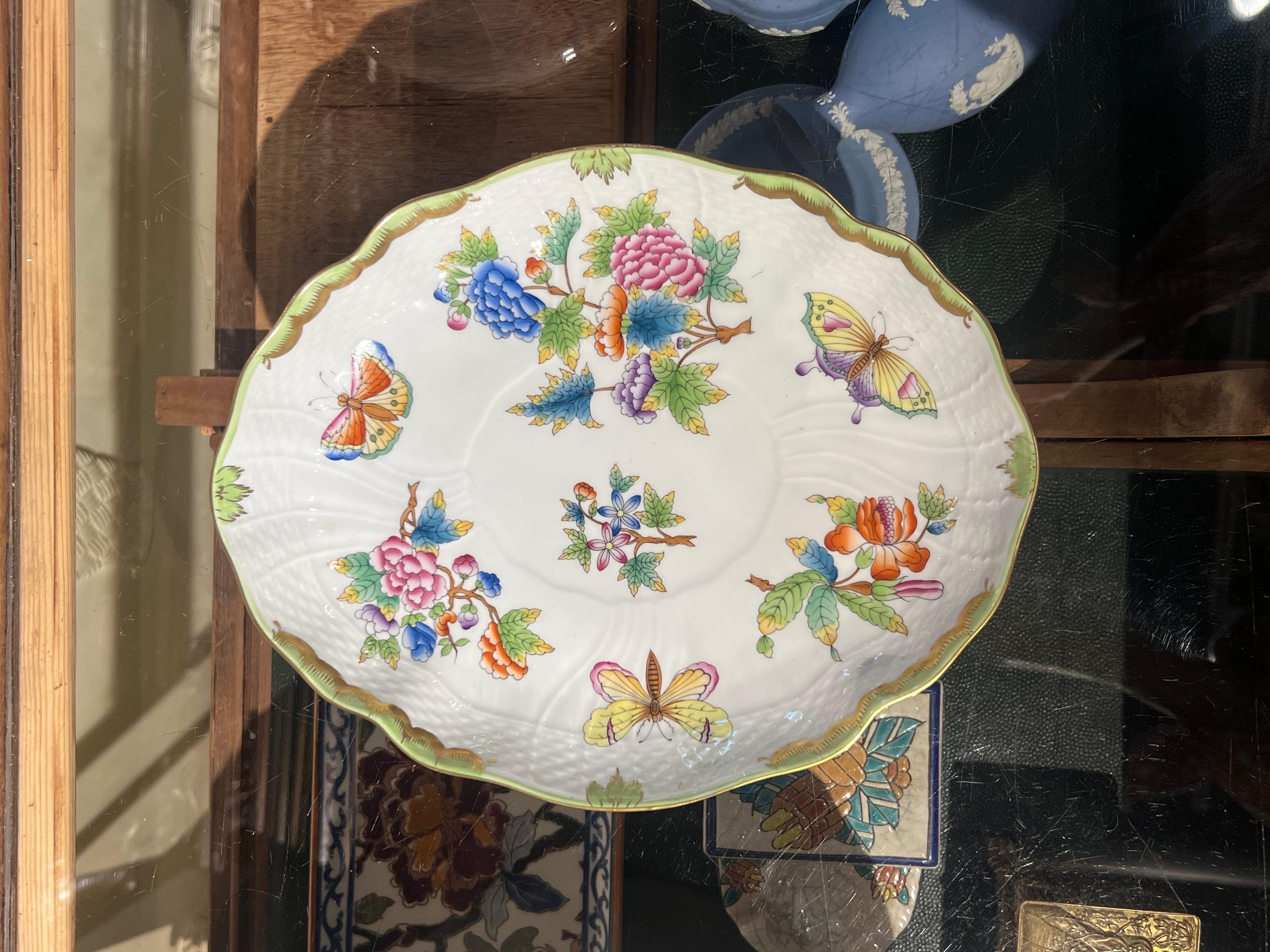 Piatto da portata vintage Queen Plate dipinto a mano di Herend In condizioni buone in vendita a Sofia, BG