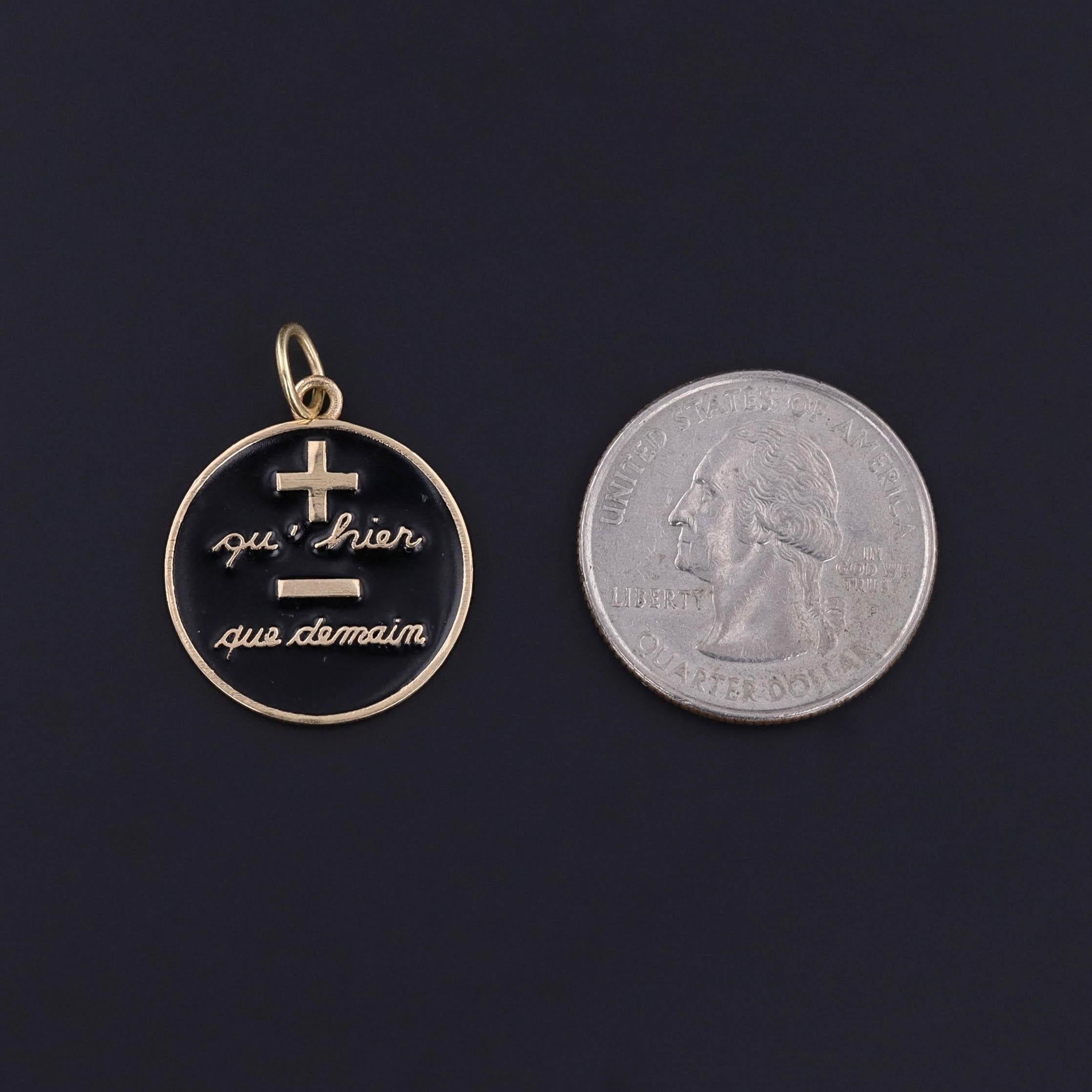 Ciondolo vintage con poesia d'amore: Questo ciondolo in oro 14k (circa 1980) presenta un più e un meno con le parole francesi Qu'Hier e Que Demain, che si traducono in 