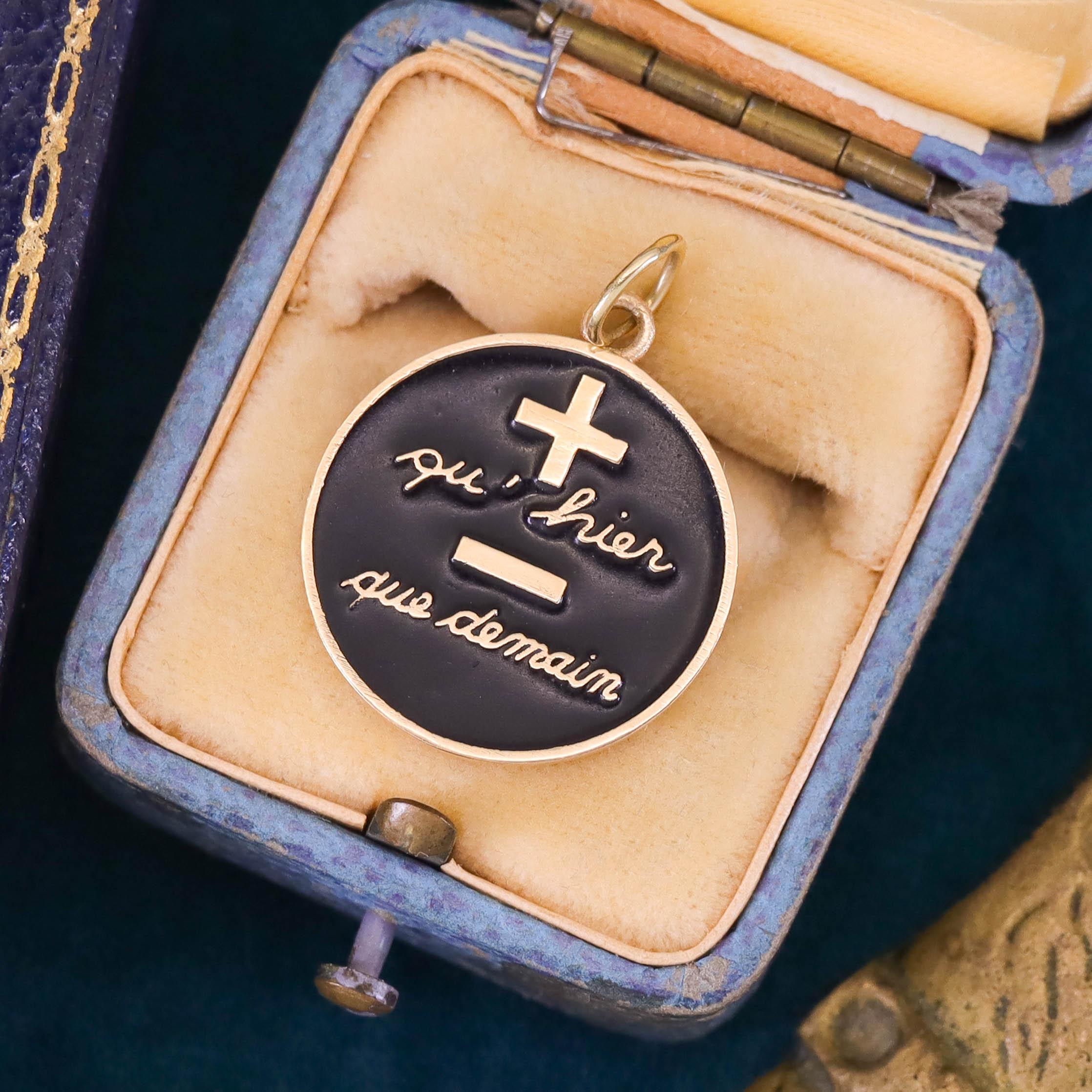Donna Ciondolo vintage Qu'hier Que Demain in oro 14k in vendita