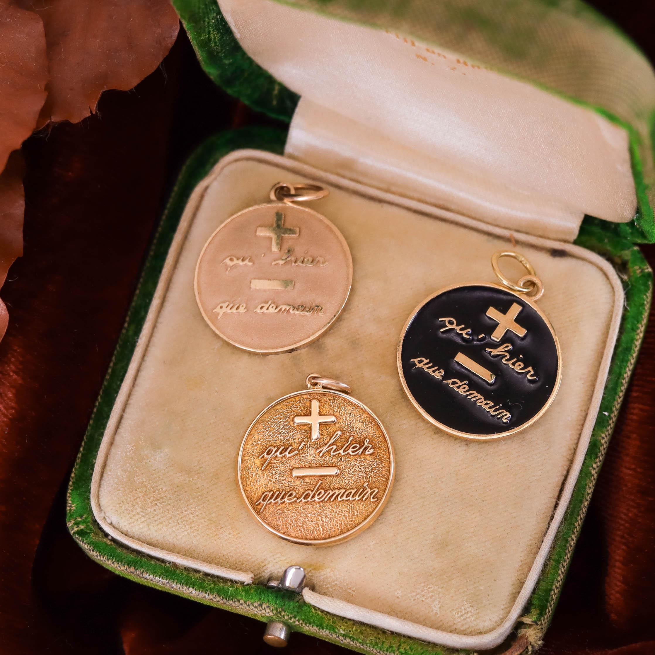 Qu'hier Que Demain Vintage-Anhänger aus 14 Karat Gold im Angebot 2