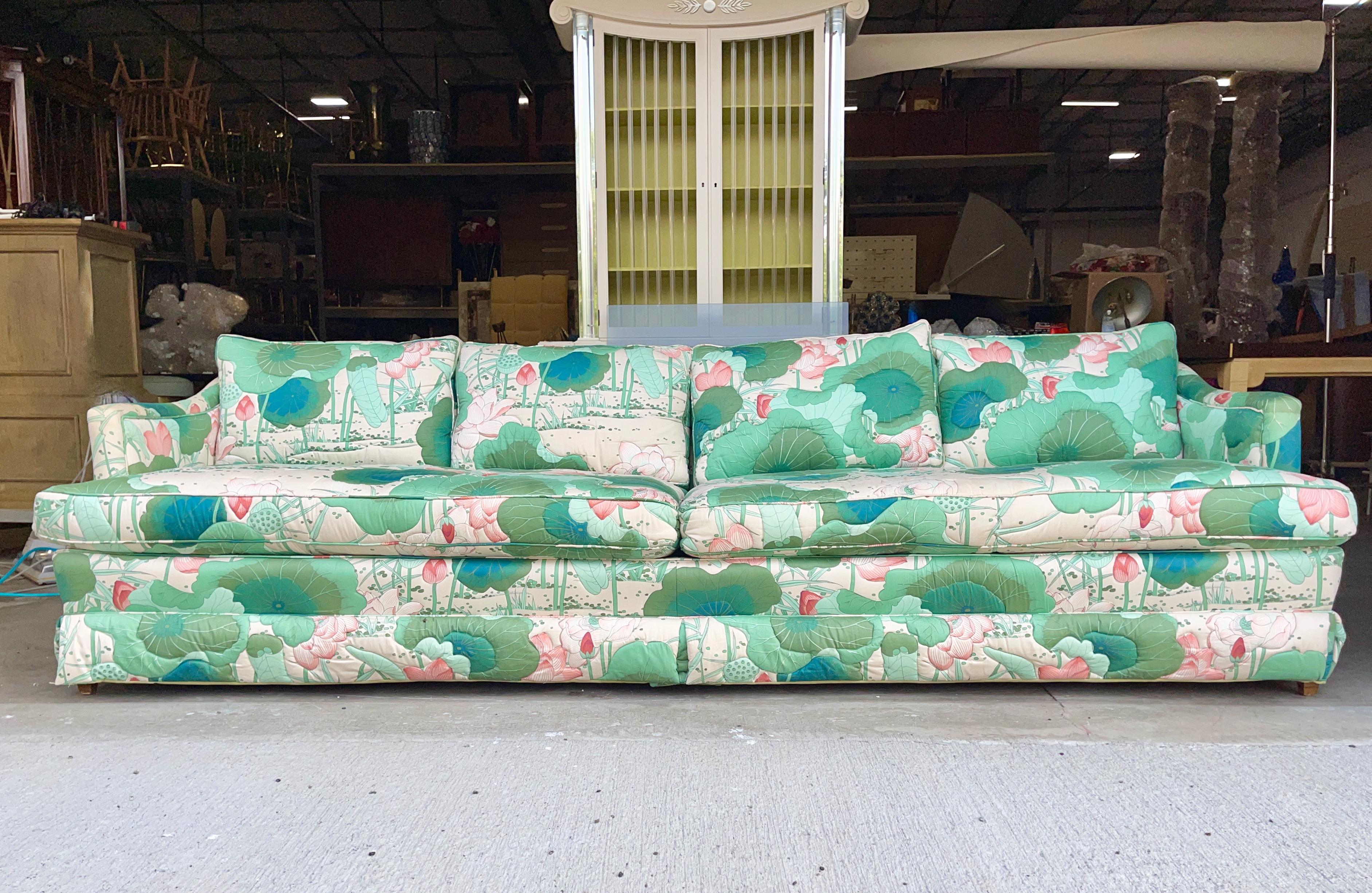 Vintage gesteppt Baumwolle lily pad gepolstertes Sofa mit zwei Sitzkissen, vier Rückenkissen und vier Wurfkissen.
Keine Labels.
Armhöhe 23