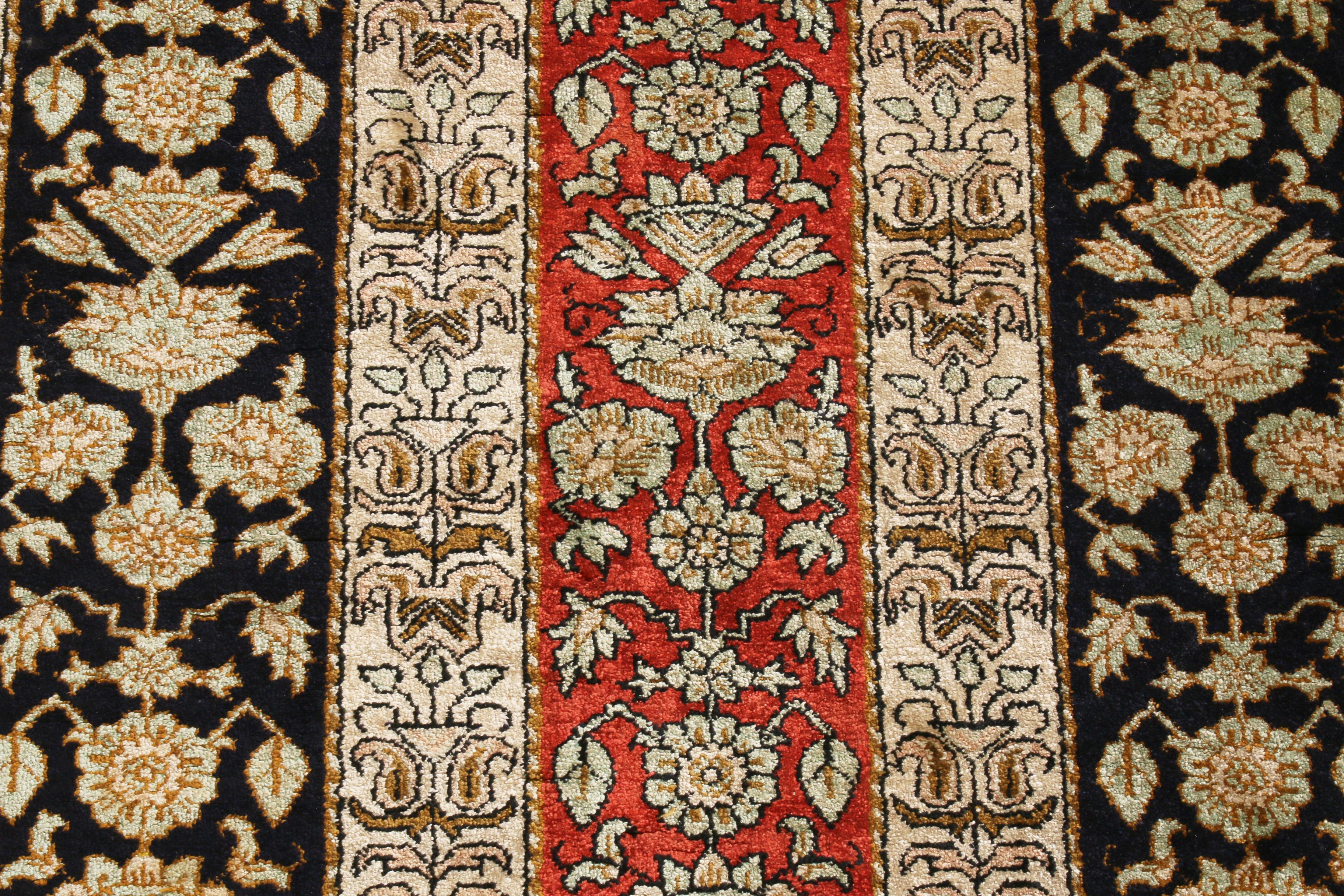 Alfombra persa vintage Qum marrón, beige y roja de Rug & Kilim Anudado a mano en venta