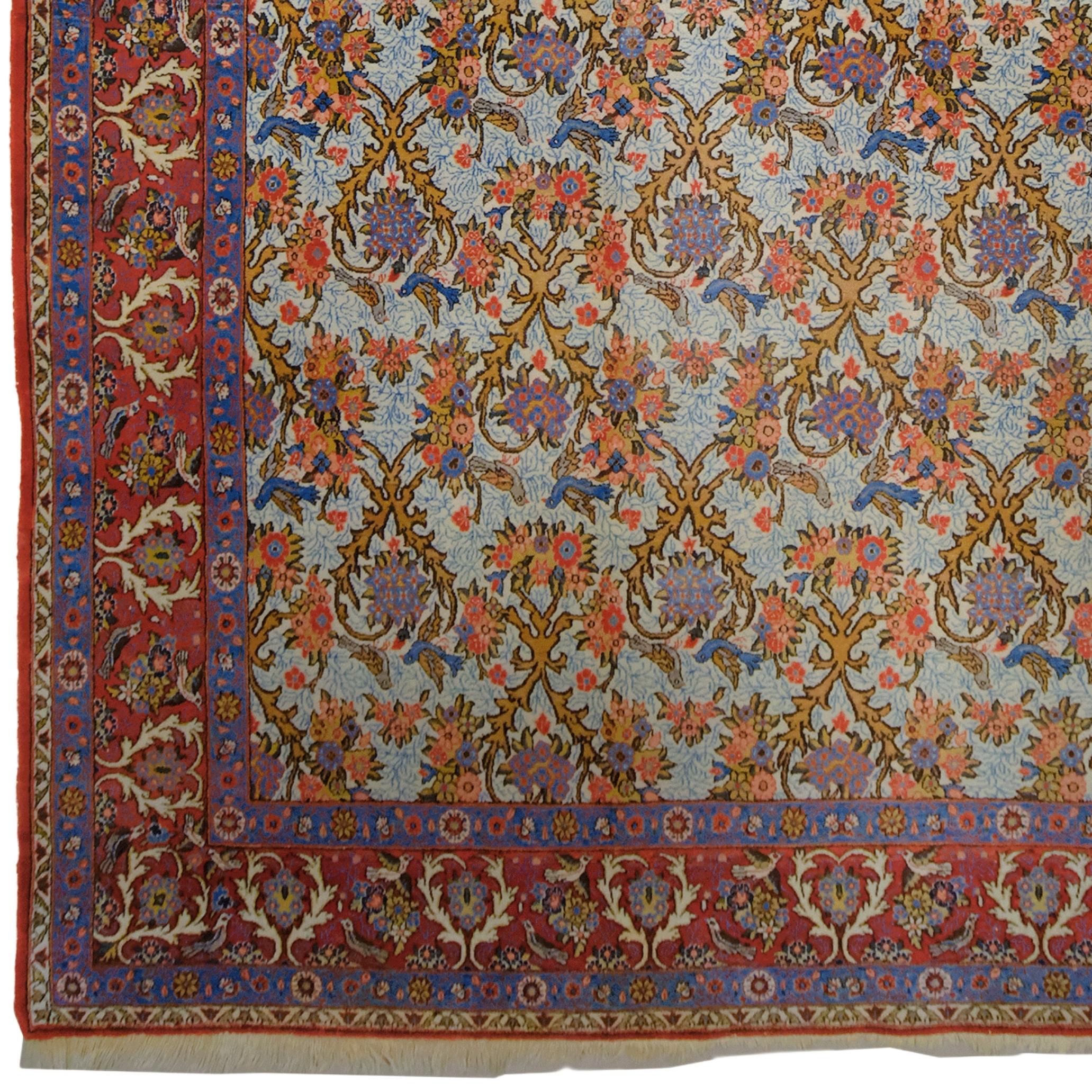 Questo splendido tappeto Qom è stato realizzato a mano da maestri tessitori del Medio Oriente all'inizio del XX secolo. Il suo motivo elegante e intricato riflette il ricco patrimonio artistico della regione.

I colori primari del tappeto sono le