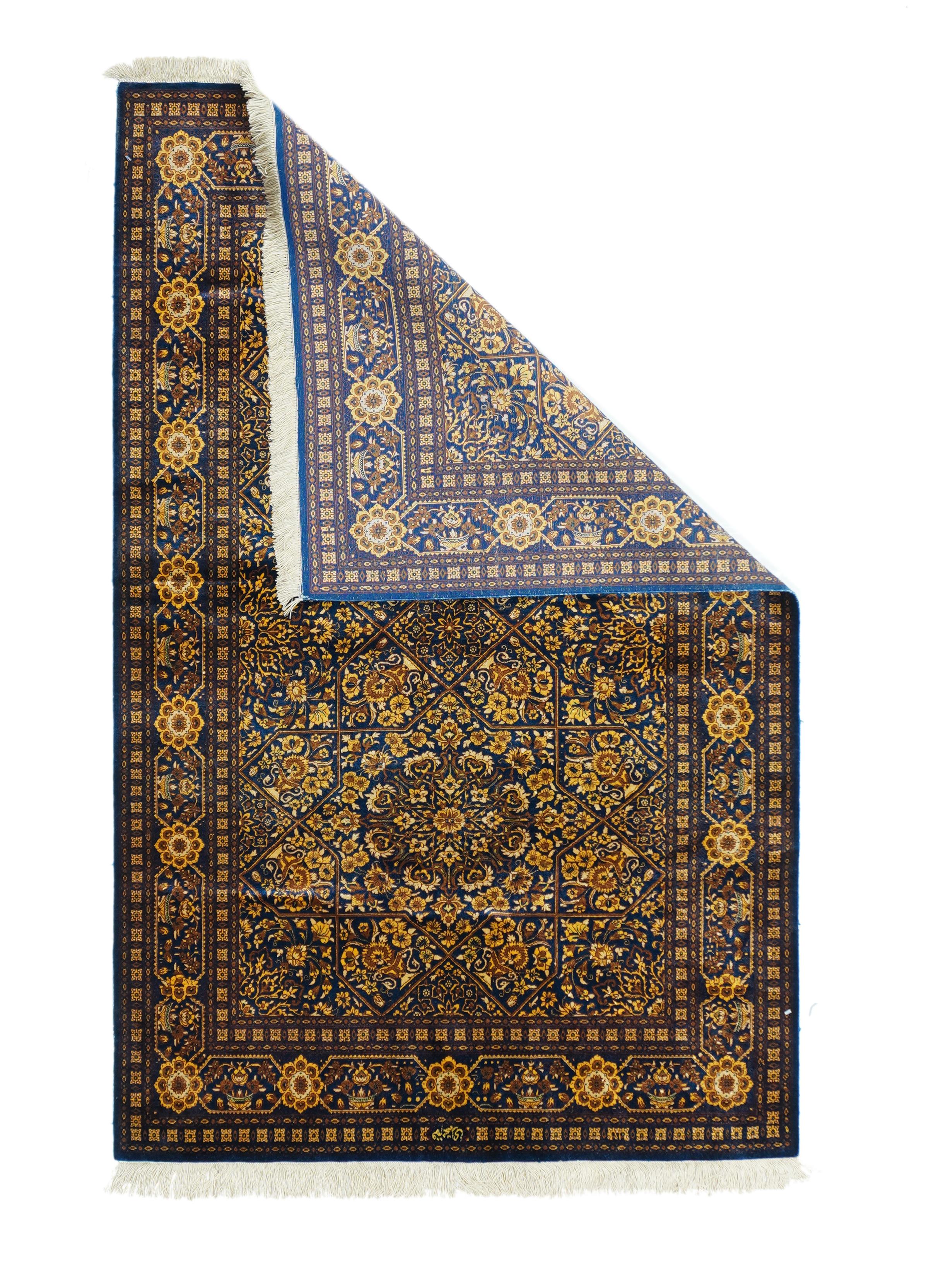 Vintage Qum Teppich 3'2'' x 5'2''. Diese extrem feine, auf Seidenbasis gefertigte, zentralpersische Stadtstreuung zeigt einen ungewöhnlichen dunkelblauen Grund, der sehr eng mit einem Kachelmuster um zwei Scheiben mit strahlenden Blumenmustern