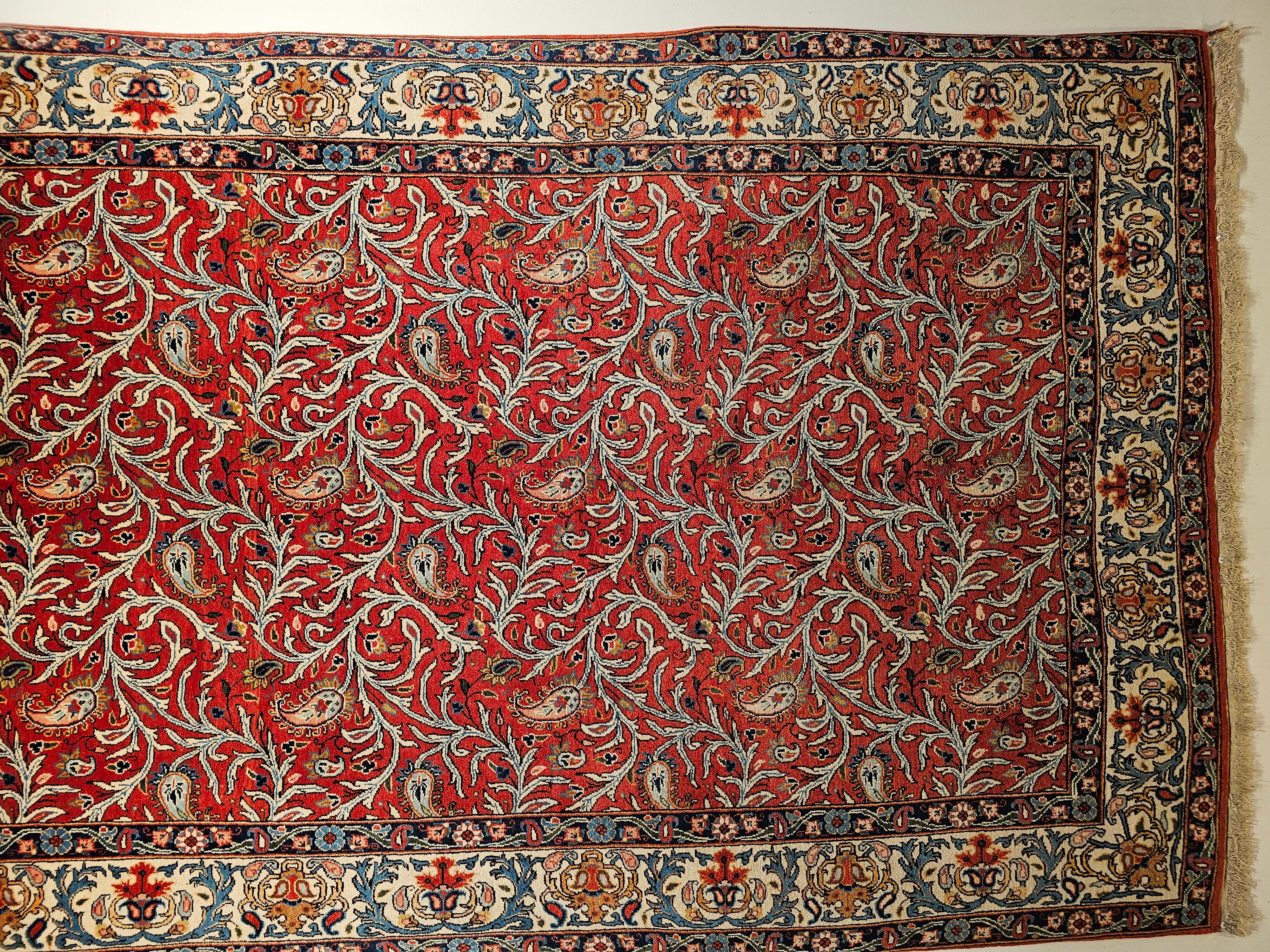 Tapis persan vintage Qum à motif cachemire intégral en rouge brique, ivoire et bleu Bon état - En vente à Barrington, IL