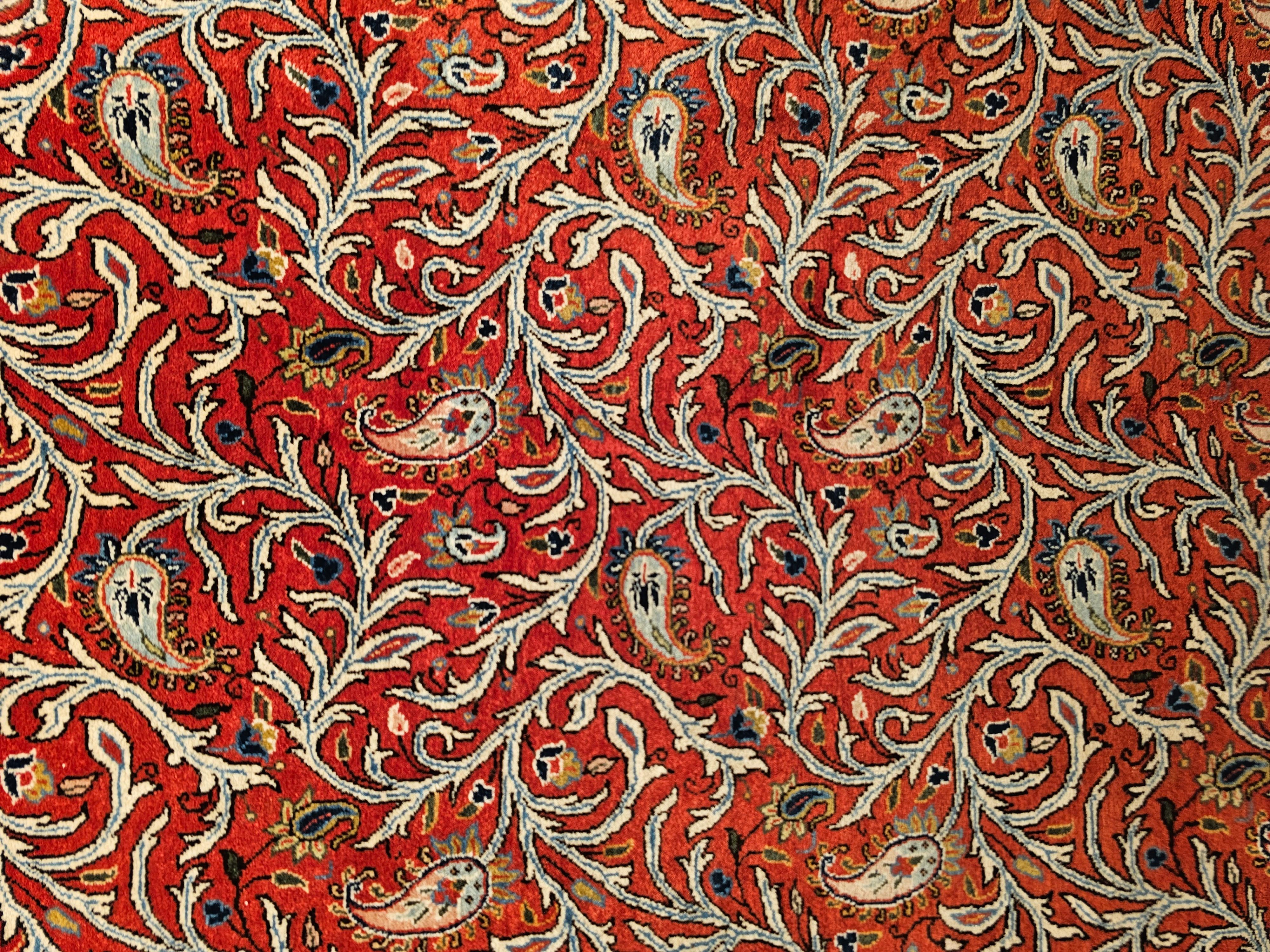 Tapis persan vintage Qum à motif cachemire intégral en rouge brique, ivoire et bleu en vente 1