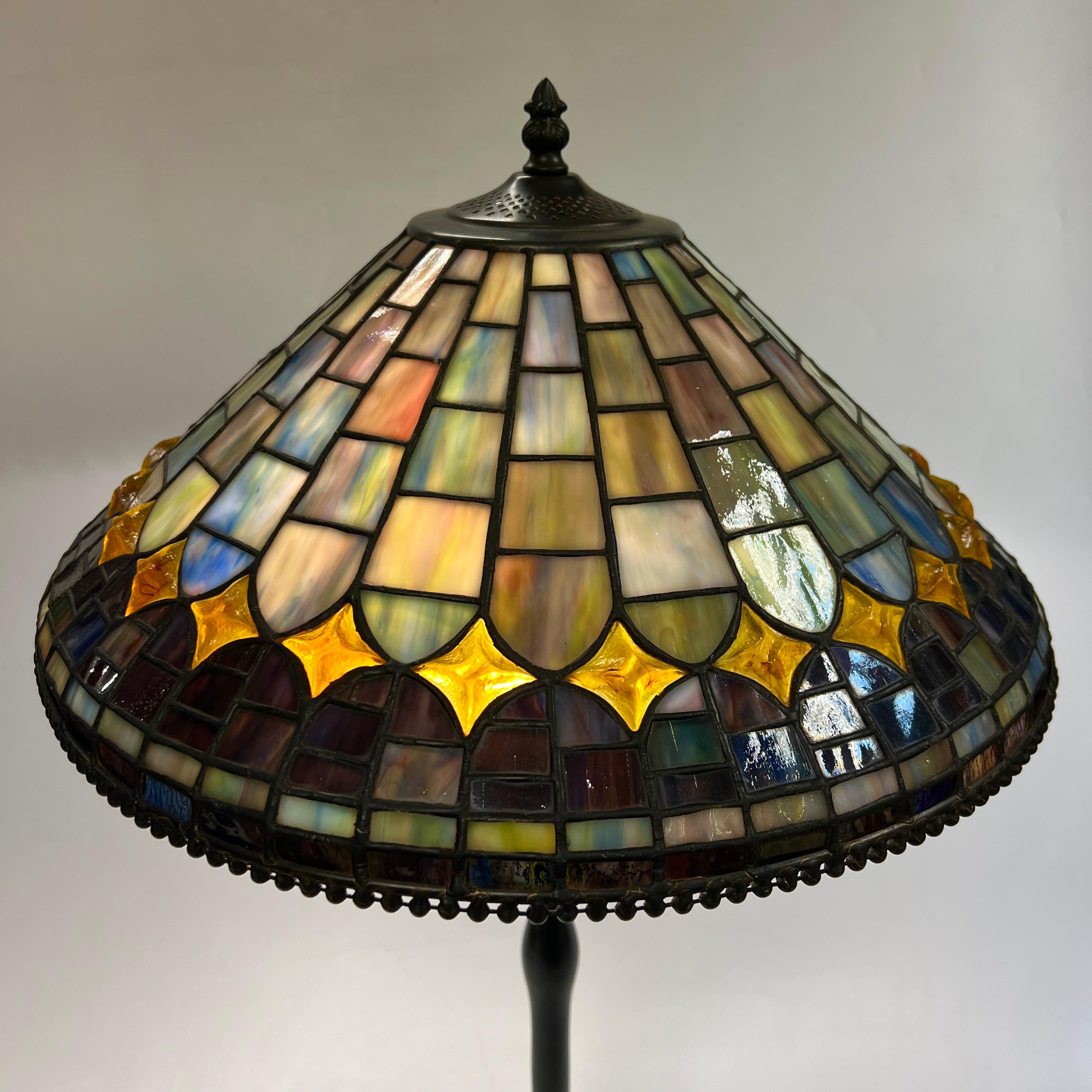 Vintage Quoizel Table Lamp in Tiffany Arts and Crafts Style In Good Condition In New York, NY