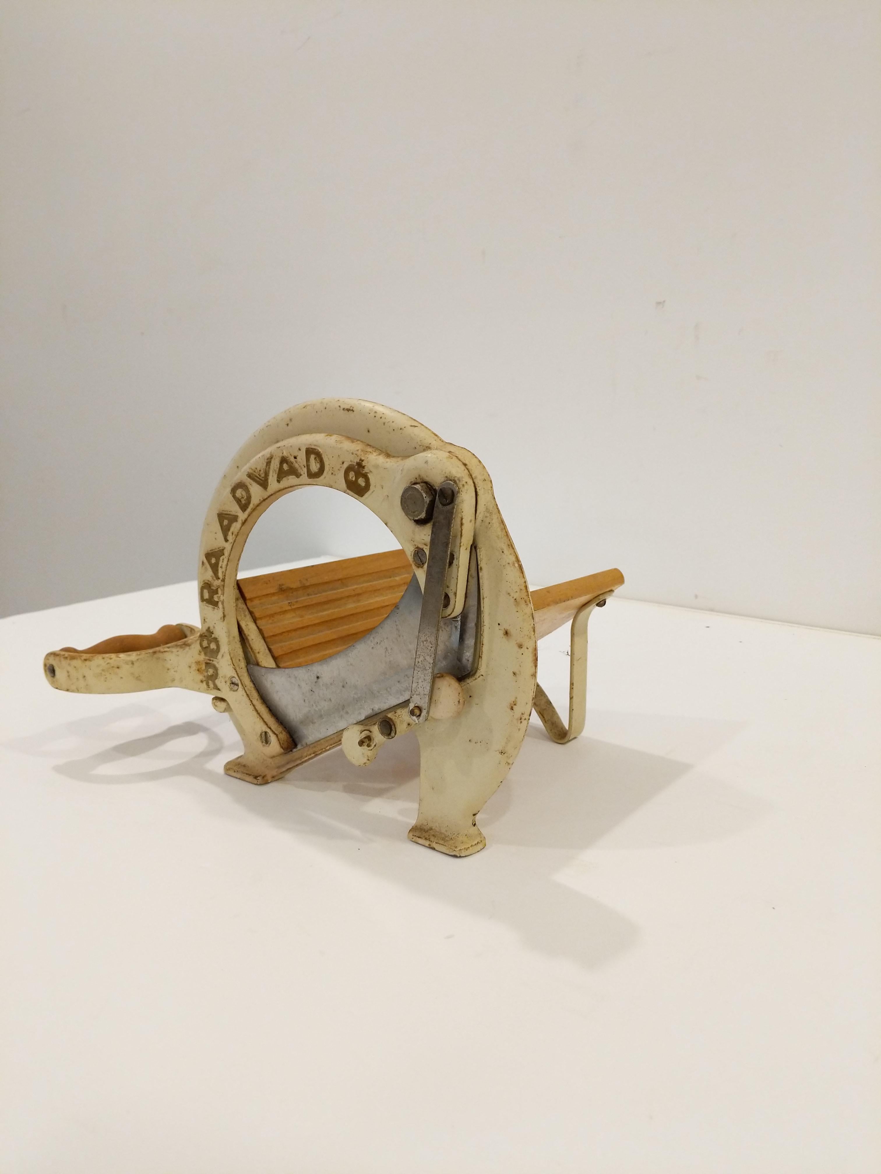 Authentic vintage Danish bread slicer / guillotine in cream.

Model 294 by Raadvad.

This slicer is in good condition overall and expectedly shows its age a bit.

Dimensions:
13.5” Long including handle
9.5” Tall
8” Wide

Ref: RV26-006