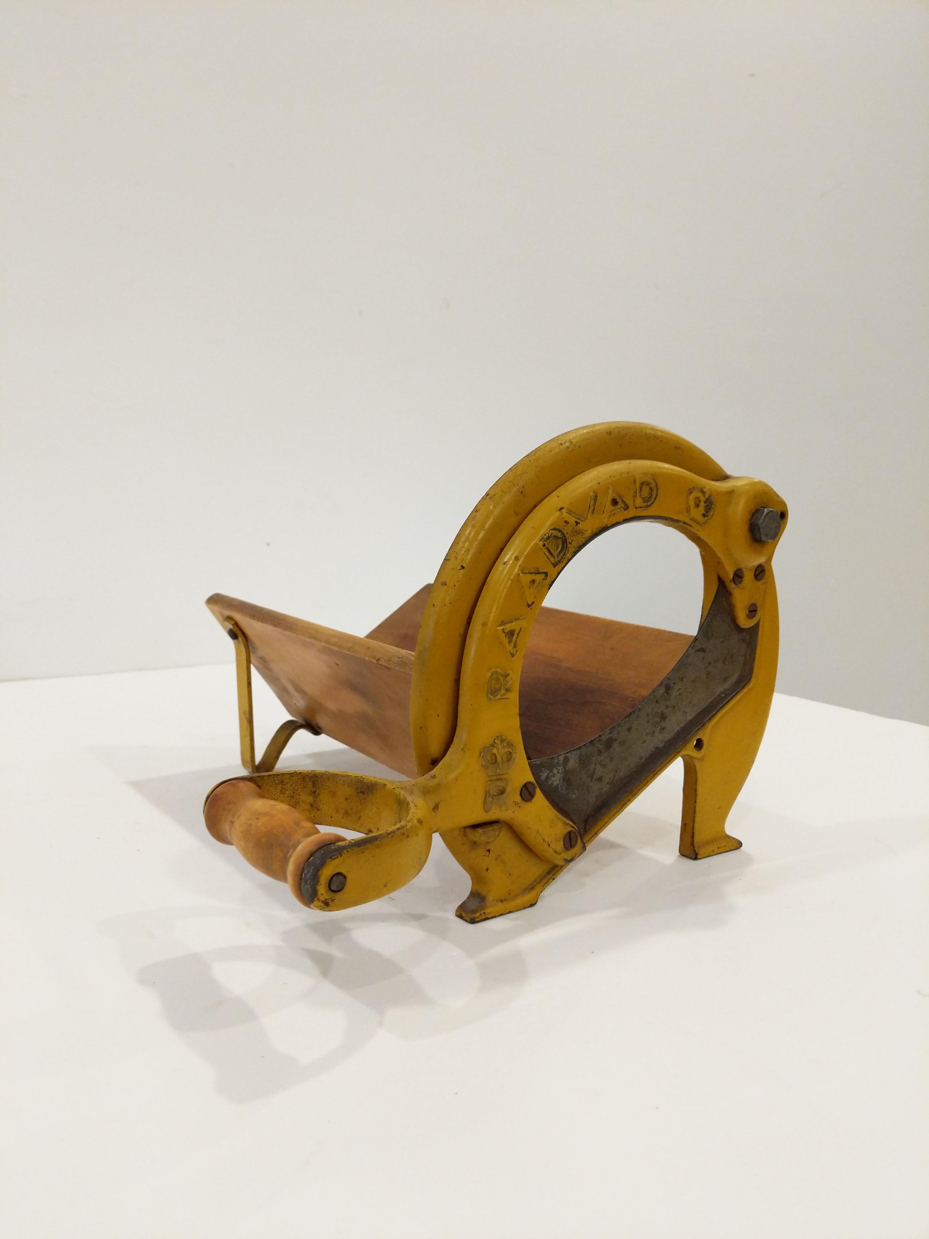 Autentica affettatrice / ghigliottina danese vintage di colore giallo con portapane più lungo.

Model 294 di Raadvad.

Questa affettatrice è in buone condizioni generali e, come ci si aspetta, mostra un po' la sua età.

Dimensioni:
13,5