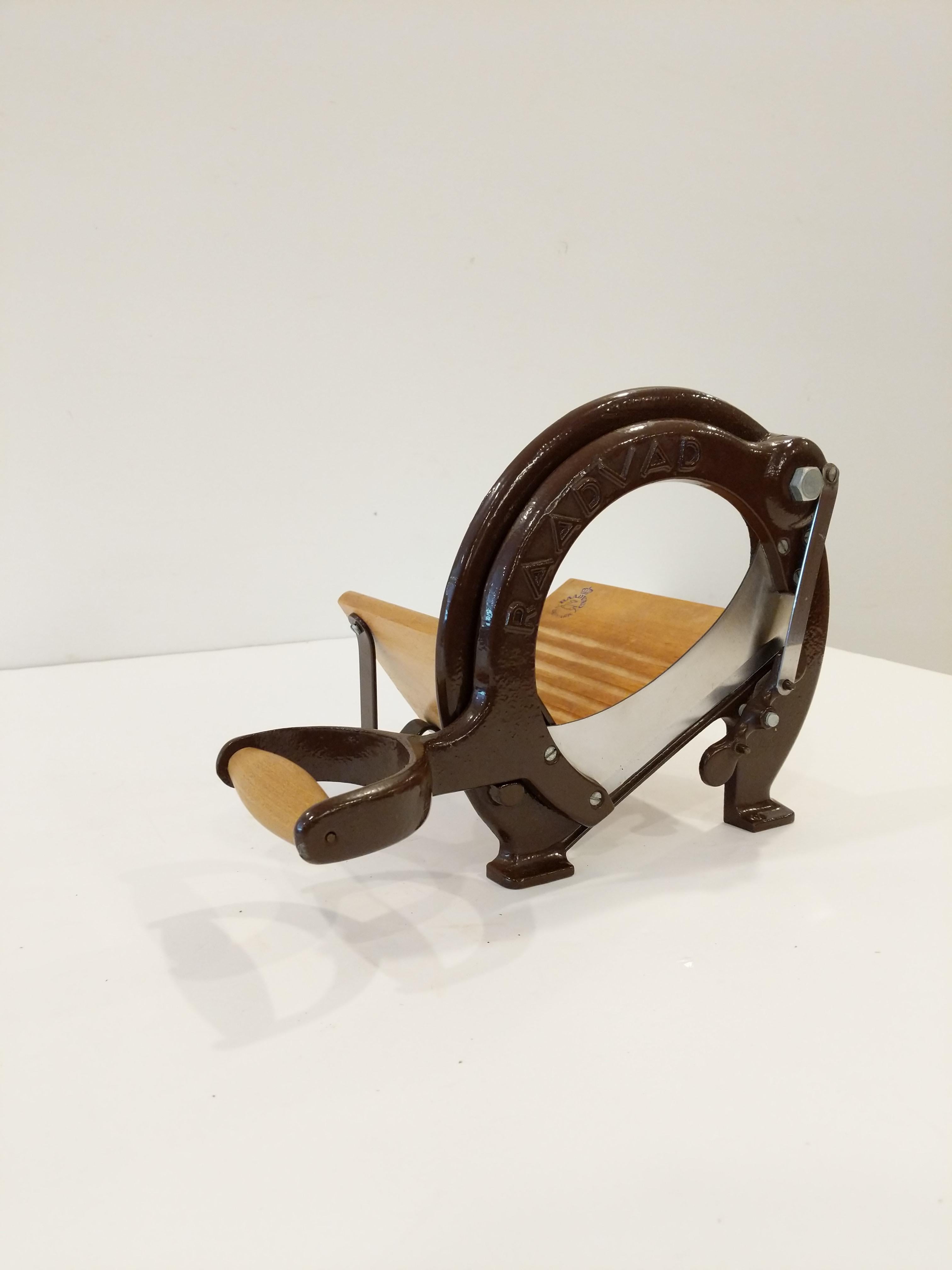 Authentic vintage Danish bread slicer / guillotine in brown.

Model 294 by Raadvad.

This slicer is in good condition overall and expectedly shows its age a bit.

Dimensions:
13.5” Long including handle
9.5” Tall
8” Wide

Ref: RV27-011