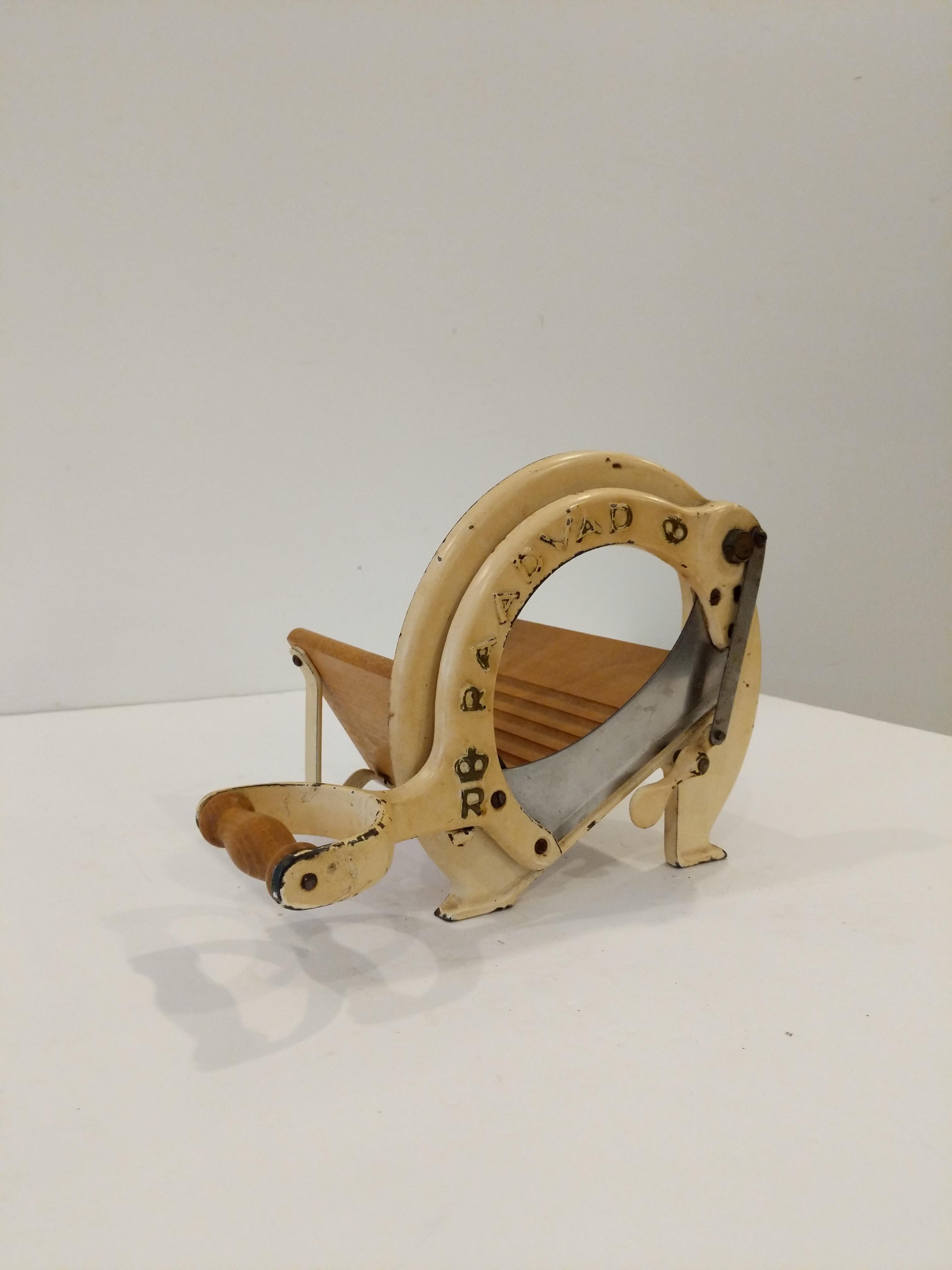 Authentic vintage Danish bread slicer / guillotine in cream.

Model 294 by Raadvad.

This slicer is in good condition overall and expectedly shows its age a bit.

Dimensions:
13.5” Long including handle
9.5” Tall
8” Wide

Ref: RV27-021