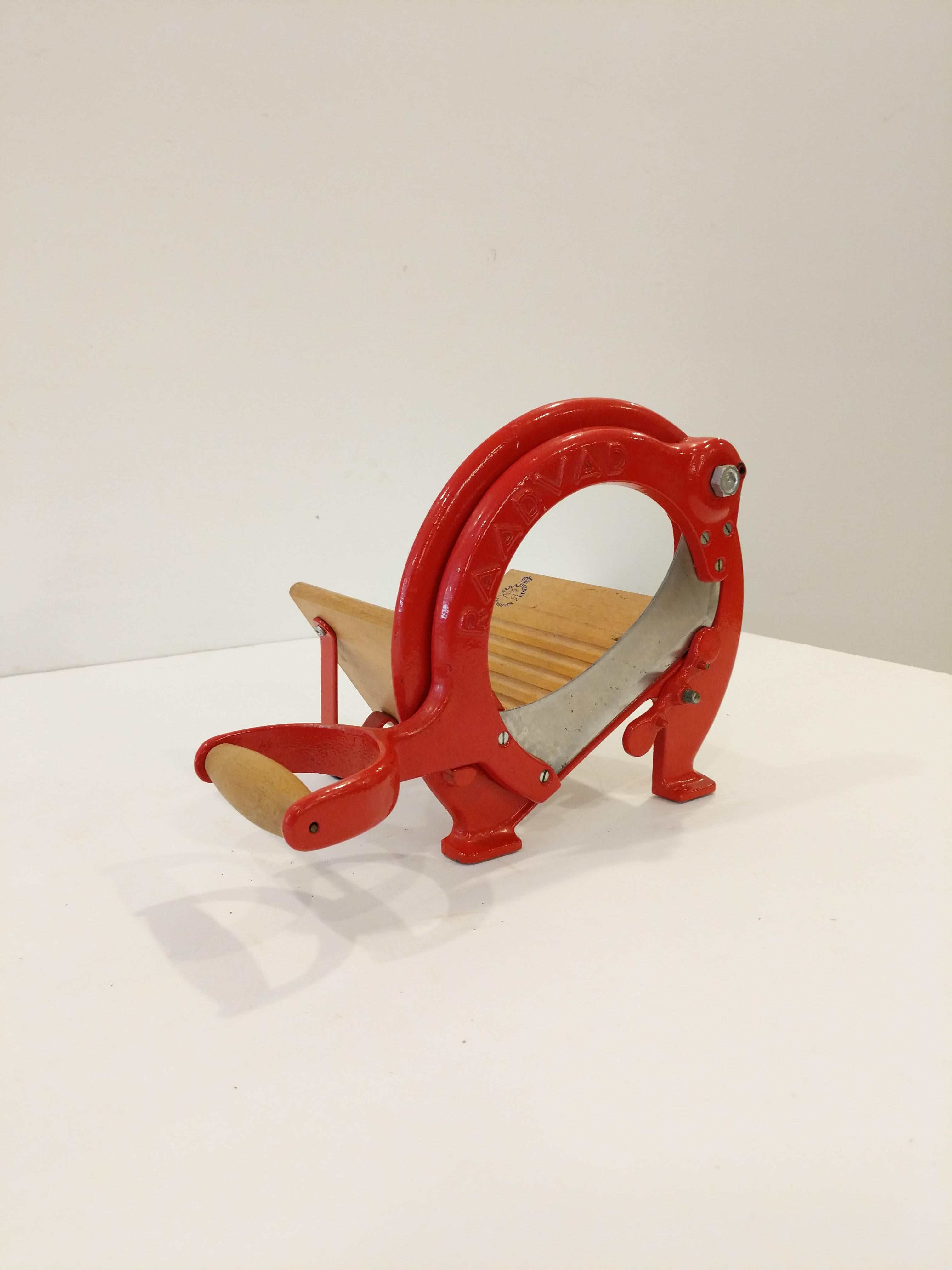 Authentic vintage Danish bread slicer / guillotine in red.

Model 294 by Raadvad.

This slicer is in good condition overall and expectedly shows its age a bit.

Dimensions:
13.5” Long including handle
9.5” Tall
8” Wide

Ref: RV27-023