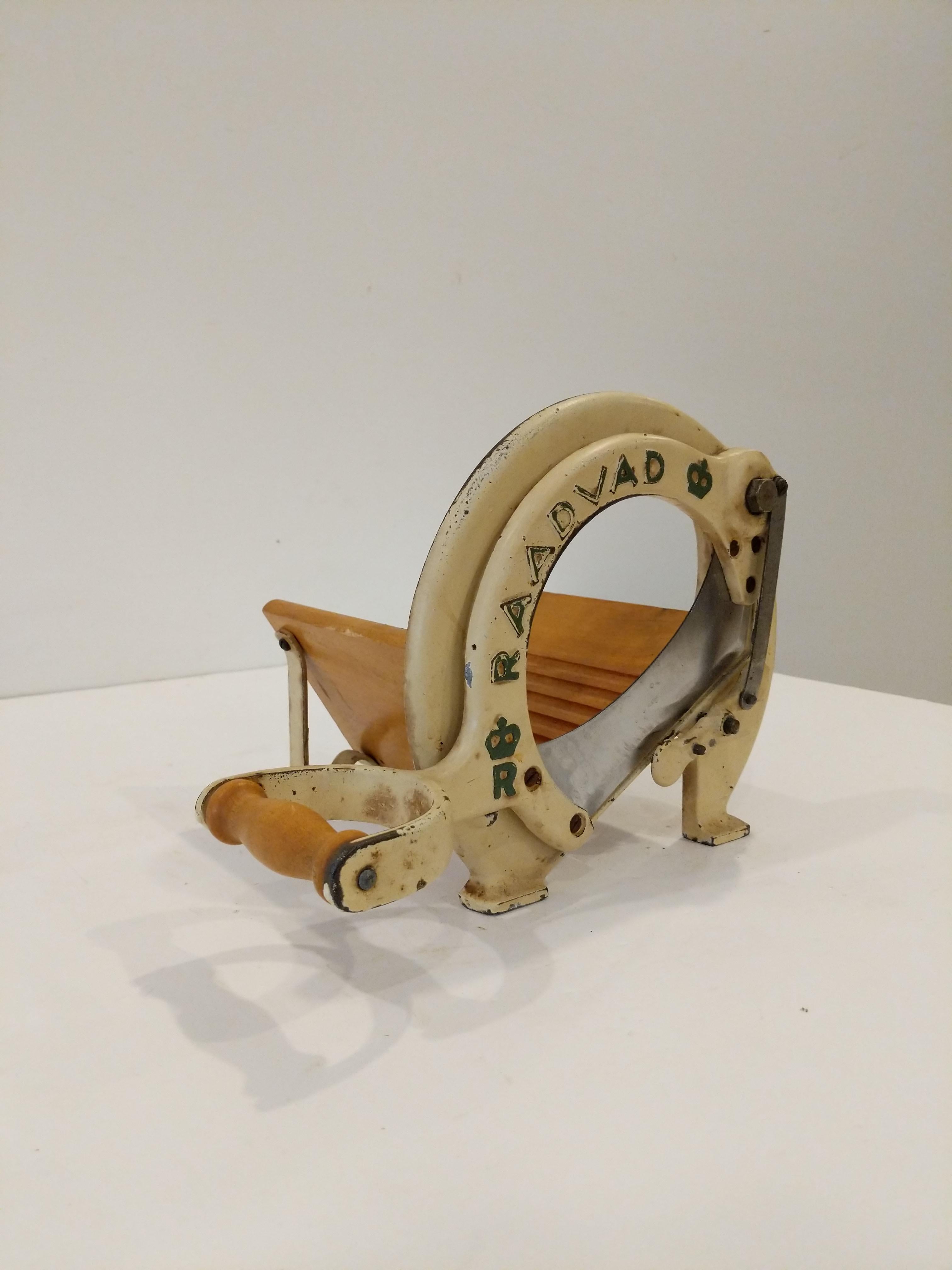 Authentic vintage Danish bread slicer / guillotine in cream.

Model 294 by Raadvad.

This slicer is in good condition overall and expectedly shows its age a bit.

Dimensions:
13.5” Long including handle
9.5” Tall
8” Wide

Ref: RV27-030-2
