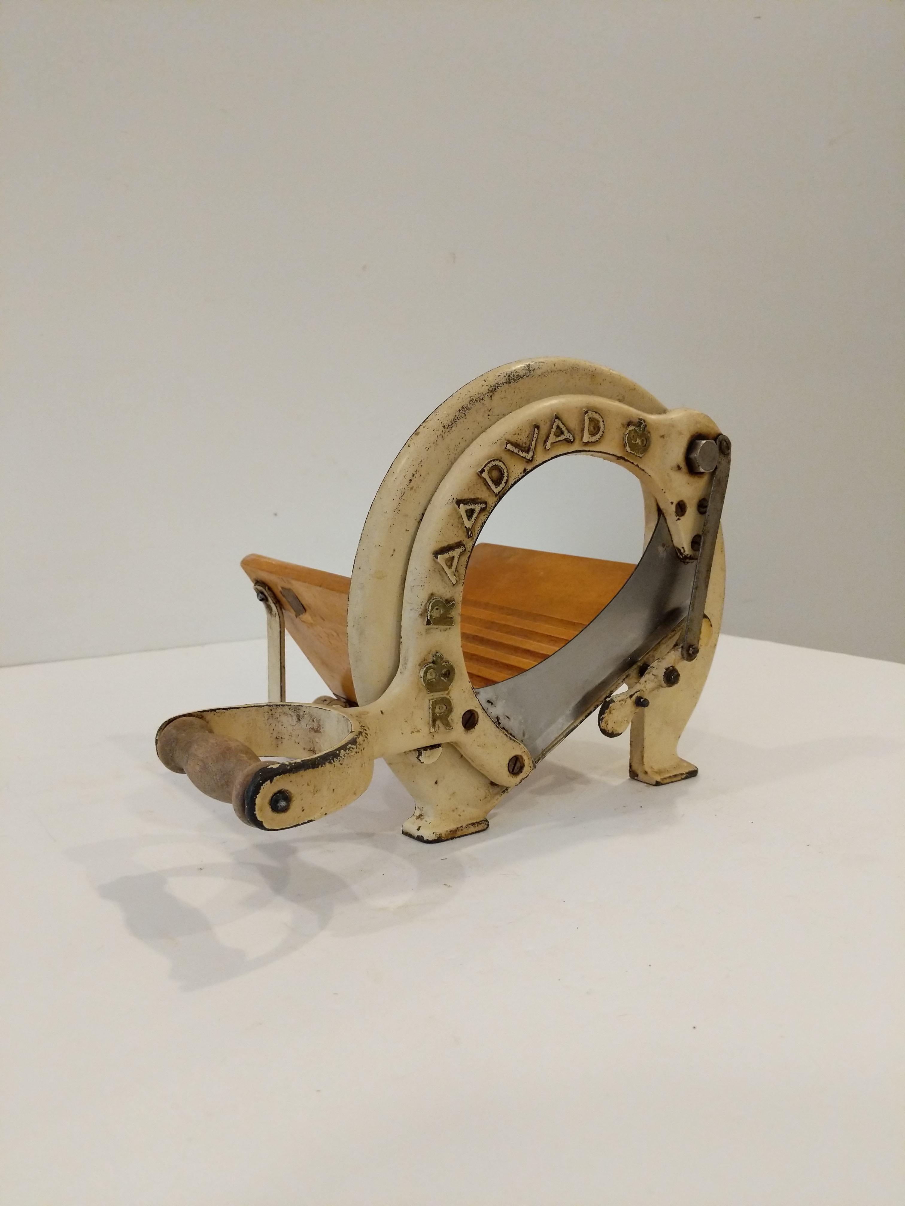 Authentic vintage Danish bread slicer / guillotine in cream.

Model 294 by Raadvad.

This slicer is in good condition overall and expectedly shows its age a bit.

Dimensions:
13.5” Long including handle
9.5” Tall
8” Wide

Ref: RV27-033