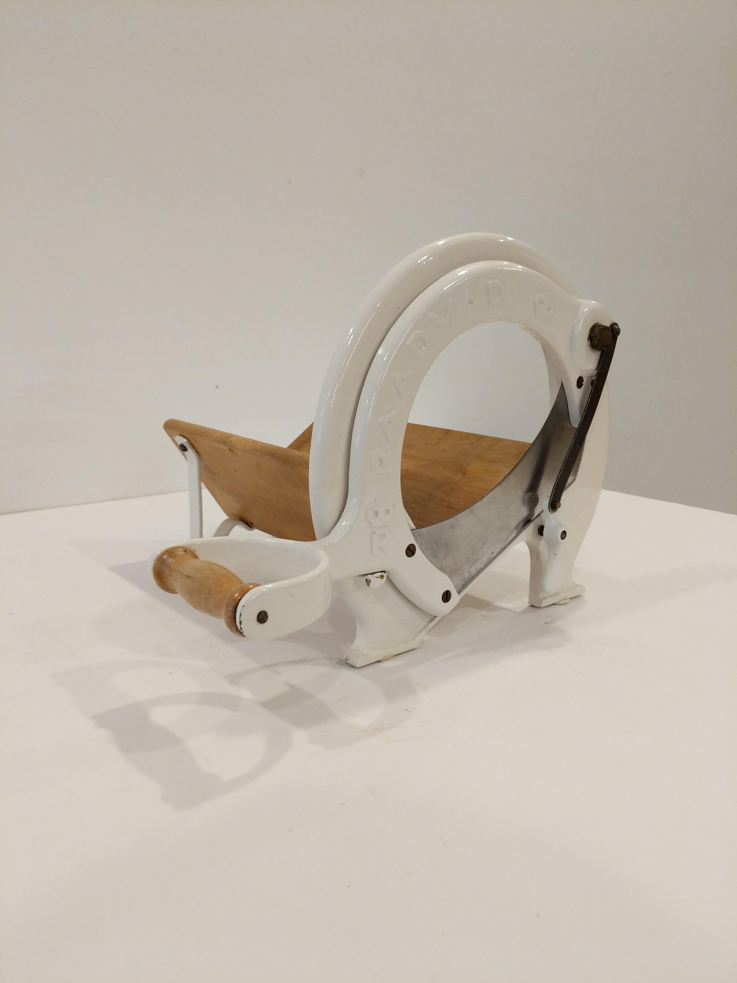 Authentic vintage Danish bread slicer / guillotine in white with longer bread holder.

Model 293 by Raadvad.

This slicer is in good condition overall and expectedly shows its age a bit.

Dimensions:
13.5” Long including handle
9.5” Tall
12.5”