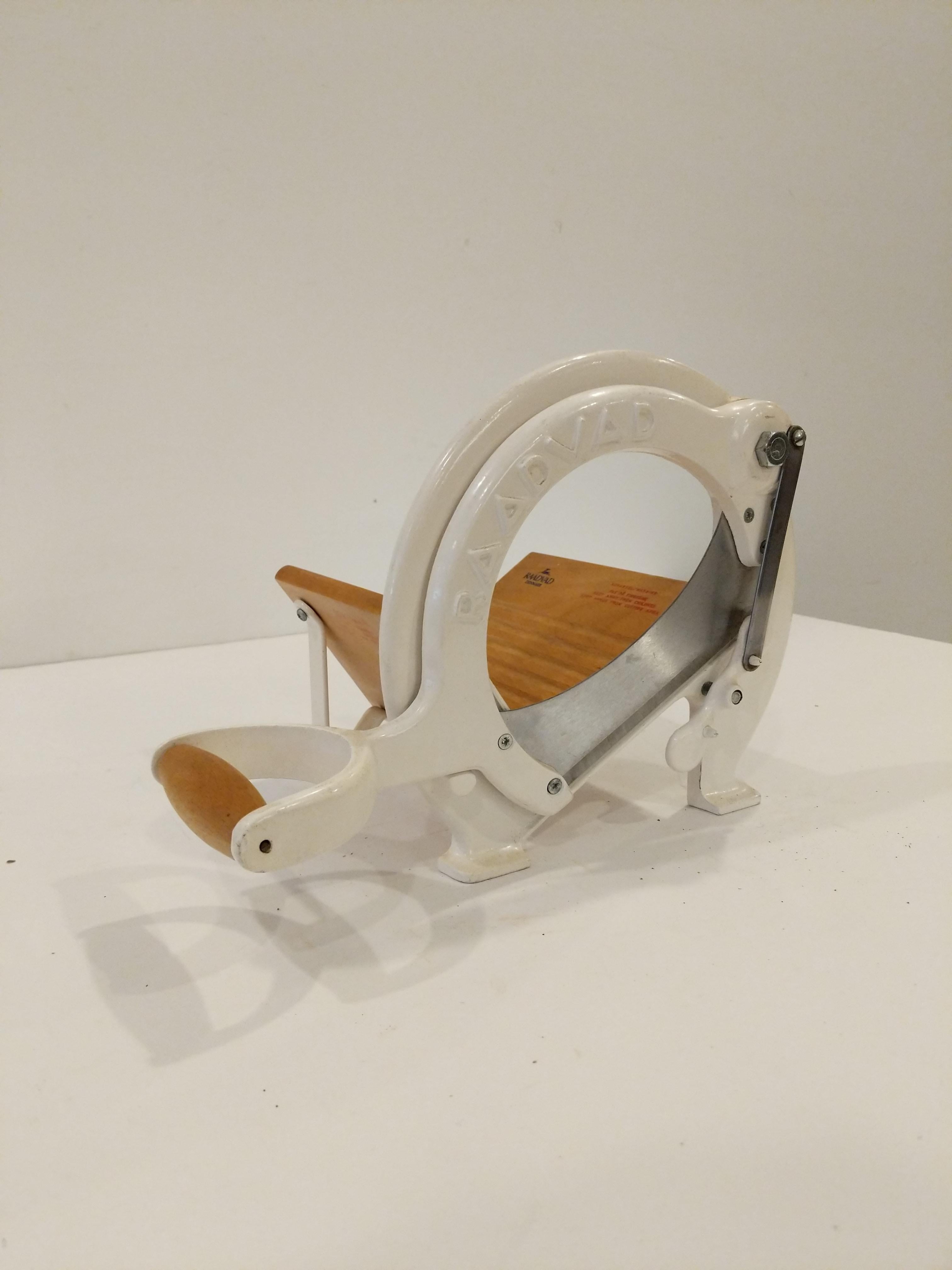 Authentic vintage Danish bread slicer / guillotine in white.

Model 294 by Raadvad.

This slicer is in good condition overall and expectedly shows its age a bit.

Dimensions:
13.5” Long including handle
9.5” Tall
8” Wide

Ref: RV27-037