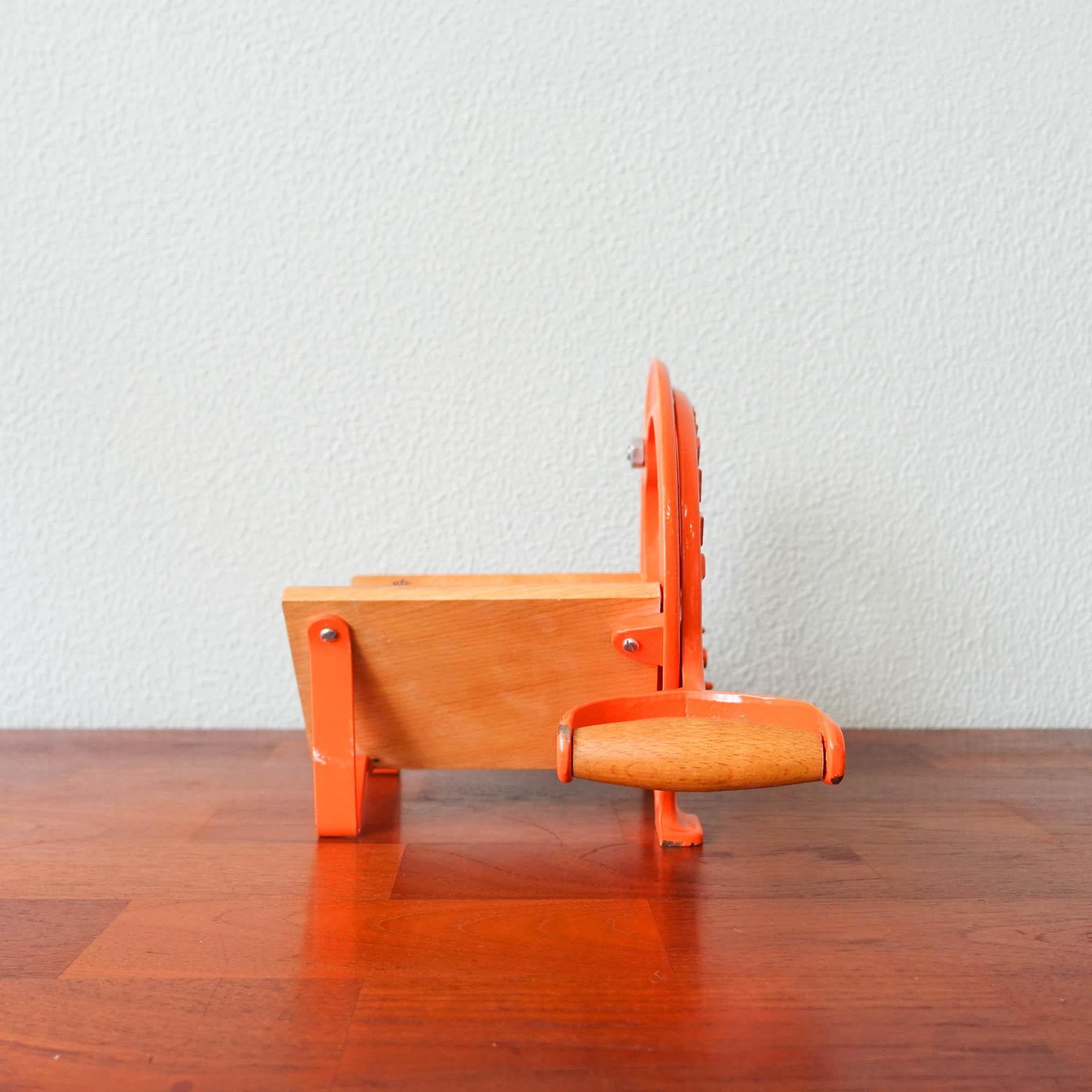 Vintage Raadvad Denmark Orange Bread Cutter, model 294, by Ove Larsen, 1970's In Good Condition For Sale In Lisboa, PT