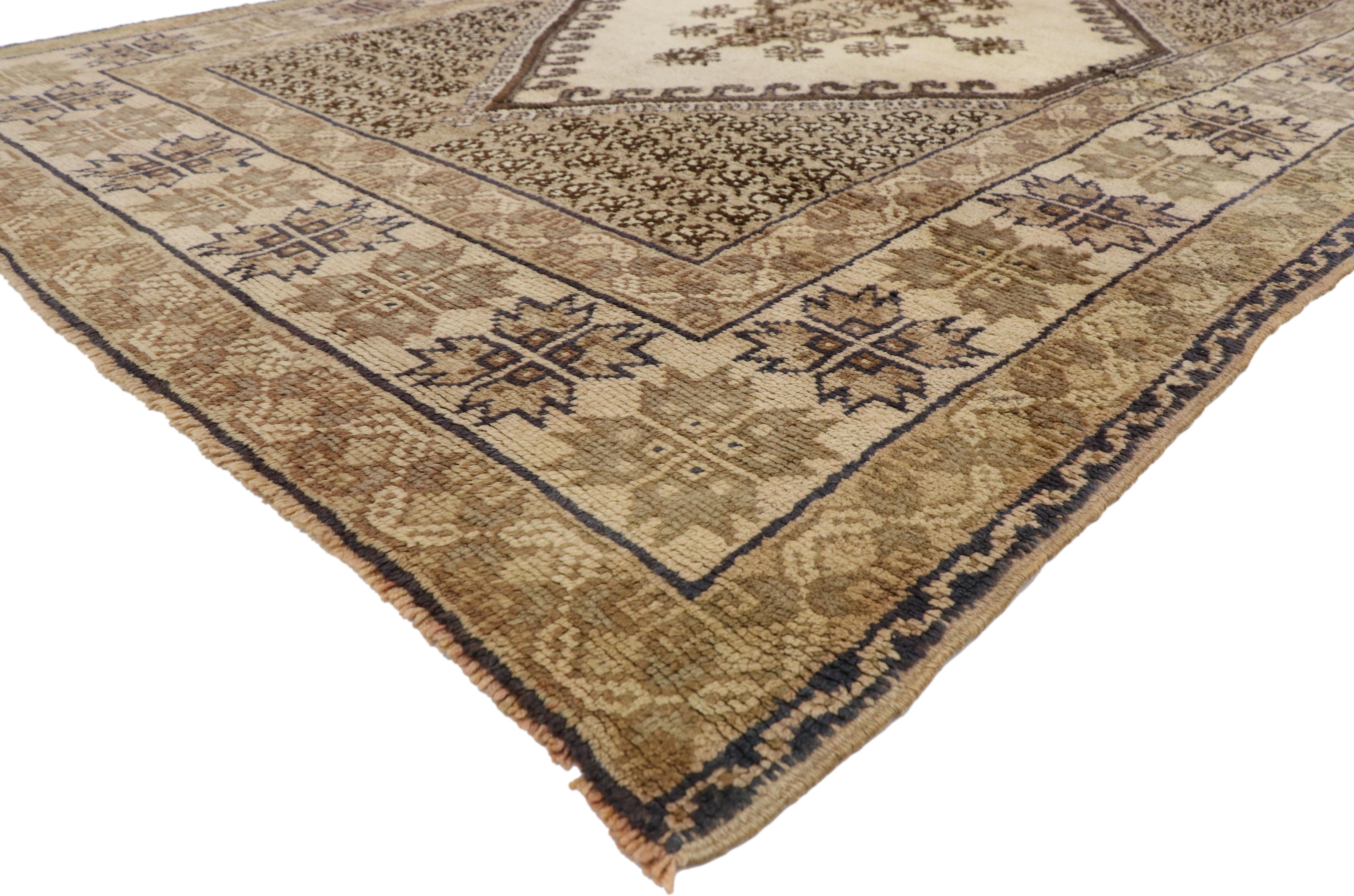 73993, vintage Berber Rabat Moroccan Medallion rug with Transylvanian Anatolian style. This hand knotted wool vintage Rabat Moroccan rug beautifully highlights Anatolian and Transylvanian designs of the past. It features a large-scale hexagonal