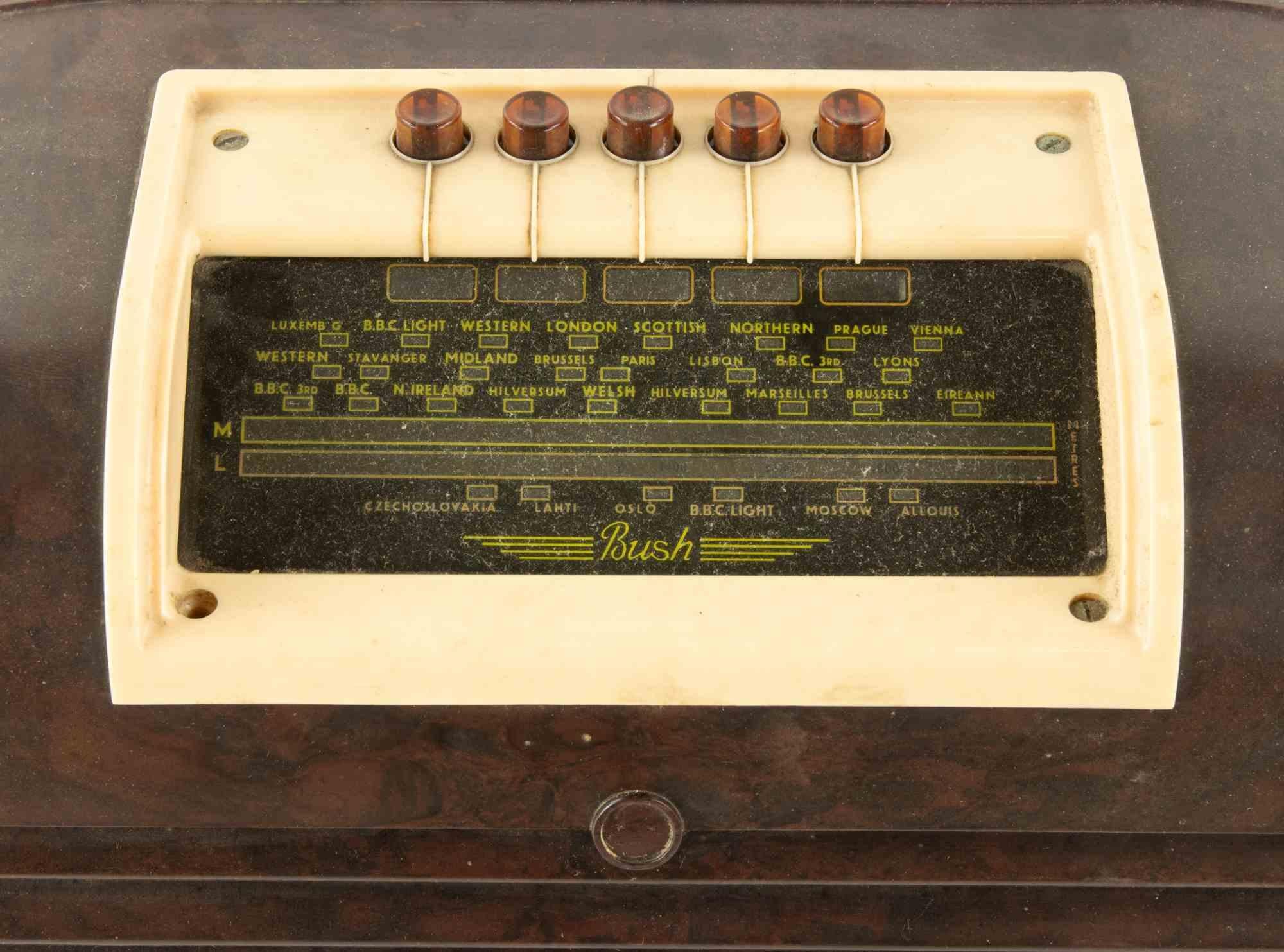 Vintage Radio Bush DAC10 in bakelite, realized in 1950s.

Good overall condition.