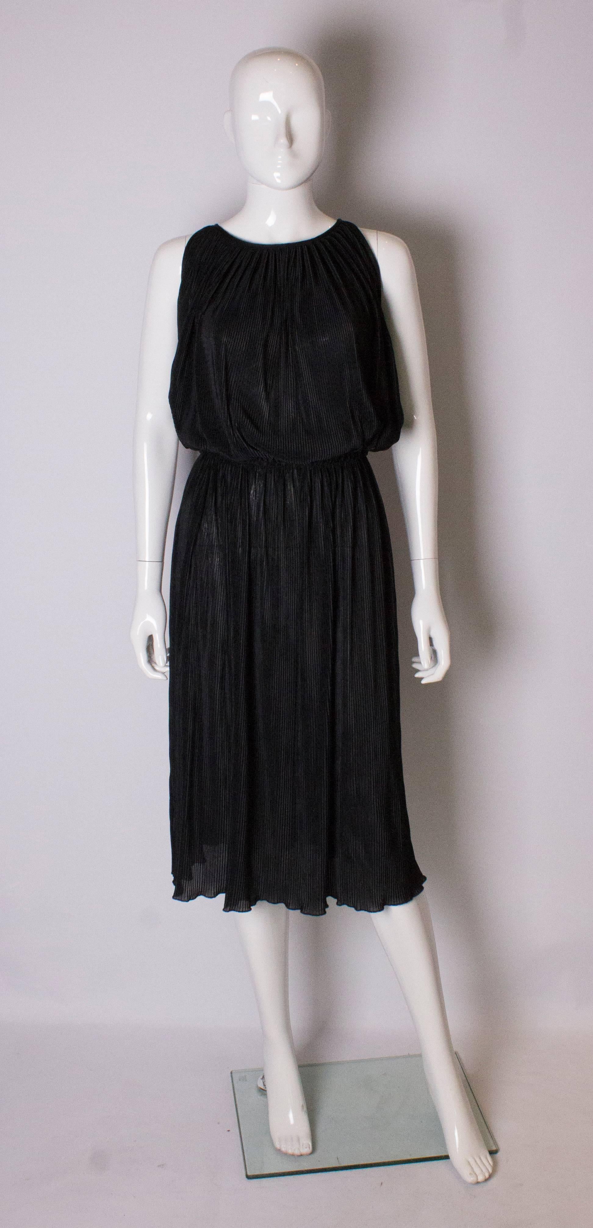 A chic and easy to wear dress by Radley.The dress is pleated with a key hole opening at the back, and elasticated waist, so can fit a variety of sizes. There are belt hoops ,sadly the original belt is missing