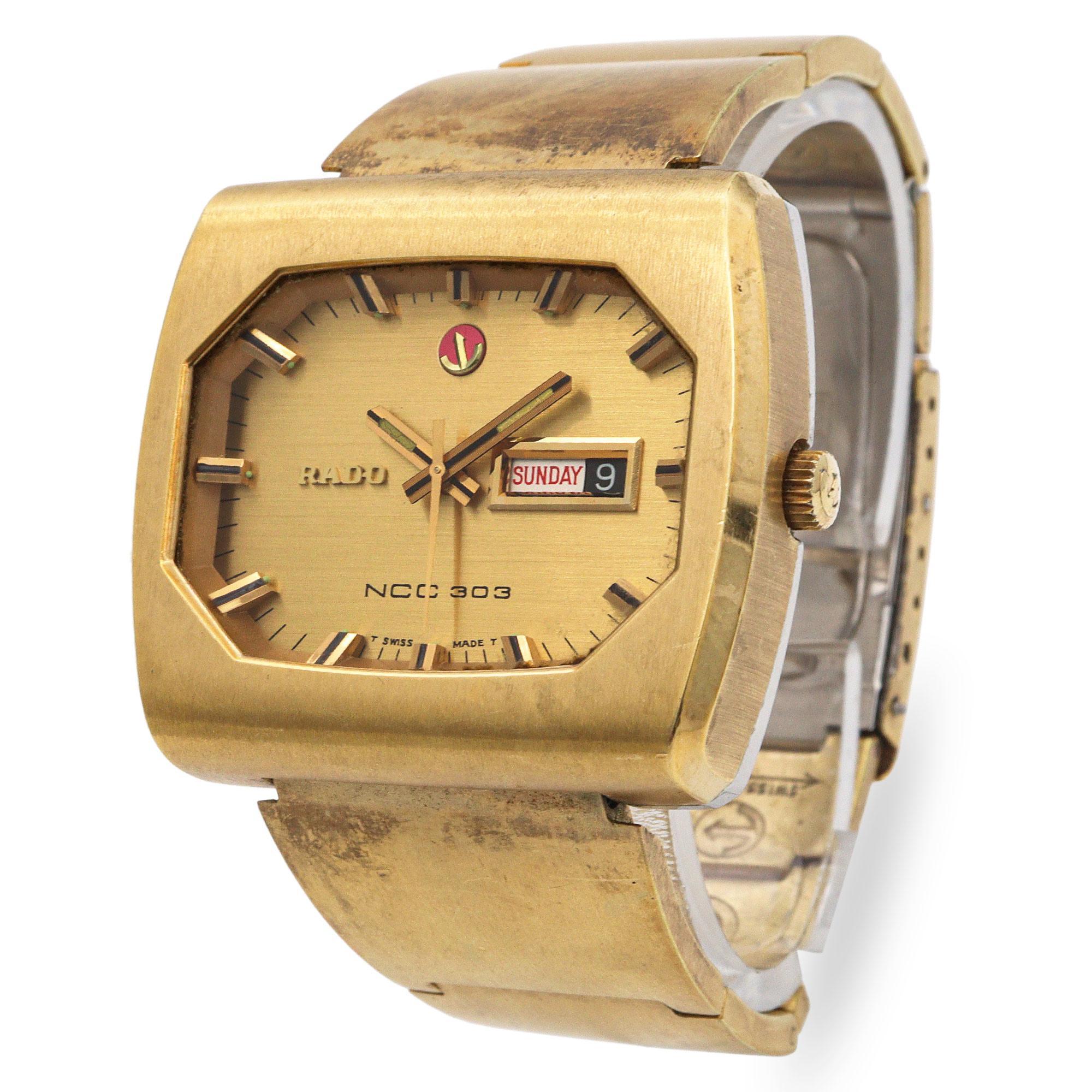 Este reloj Rado NCC 303 para hombre (Ref. 11949), atrevido y retro sin complejos, captura el distintivo lenguaje de diseño de los años 70 con su espectacular acabado en tono dorado cepillado y su angulosa caja de acero inoxidable en forma de tonel.